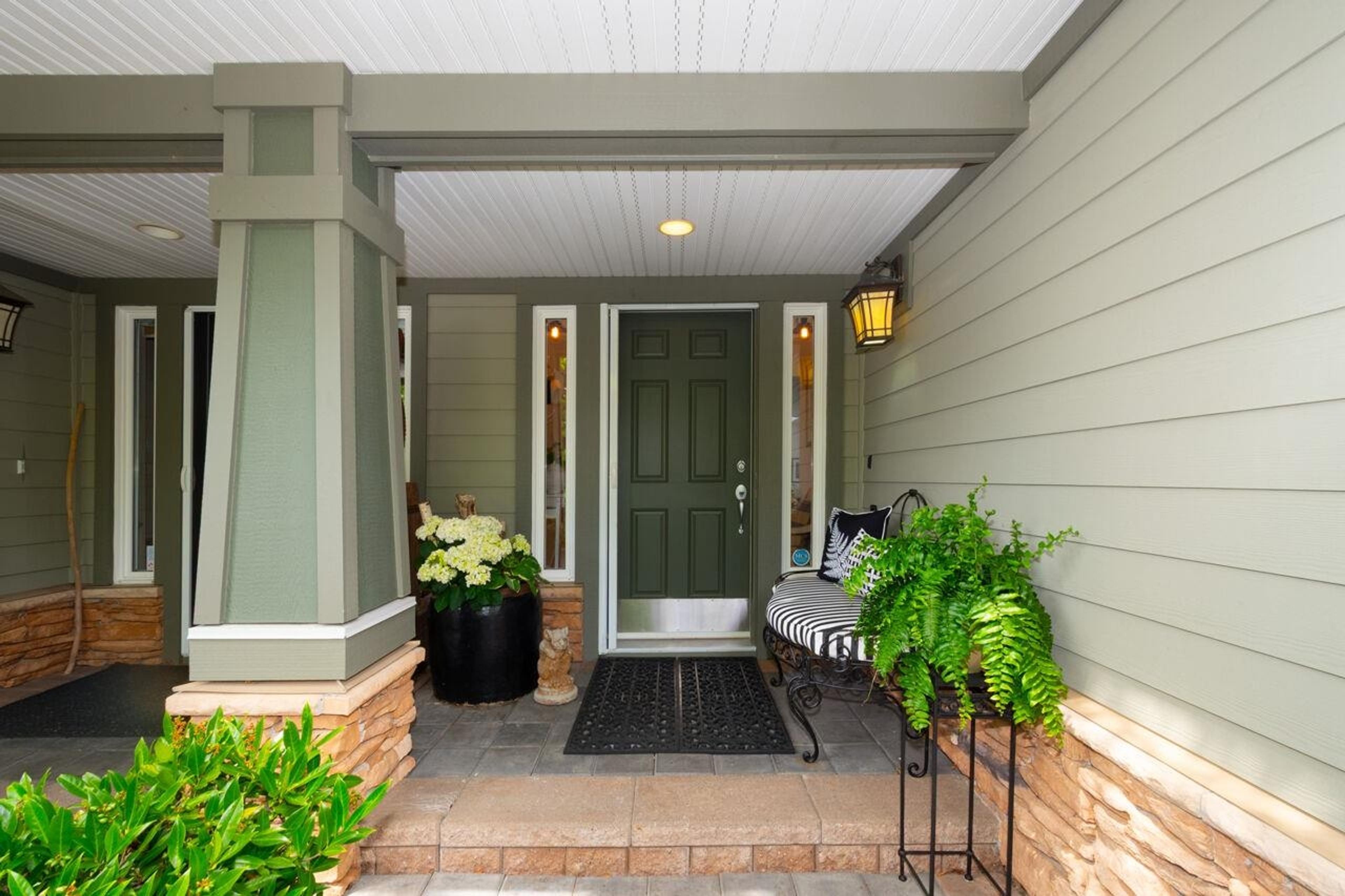 11 Beach Drive, West Vancouver - Exteriors - Photo 2