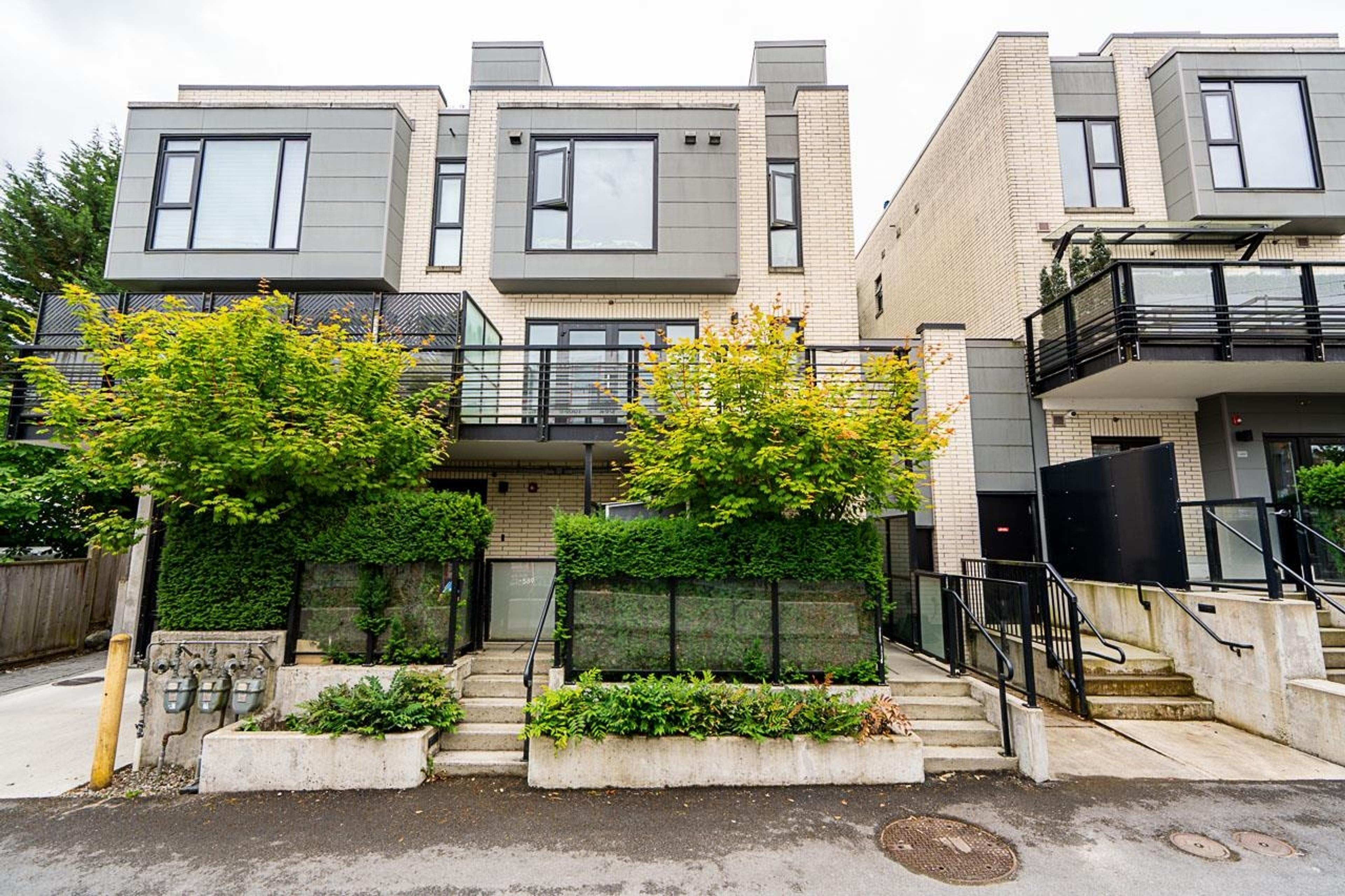 589 W King Edward Avenue, Vancouver - Exteriors - Full Complex View - Photo 3