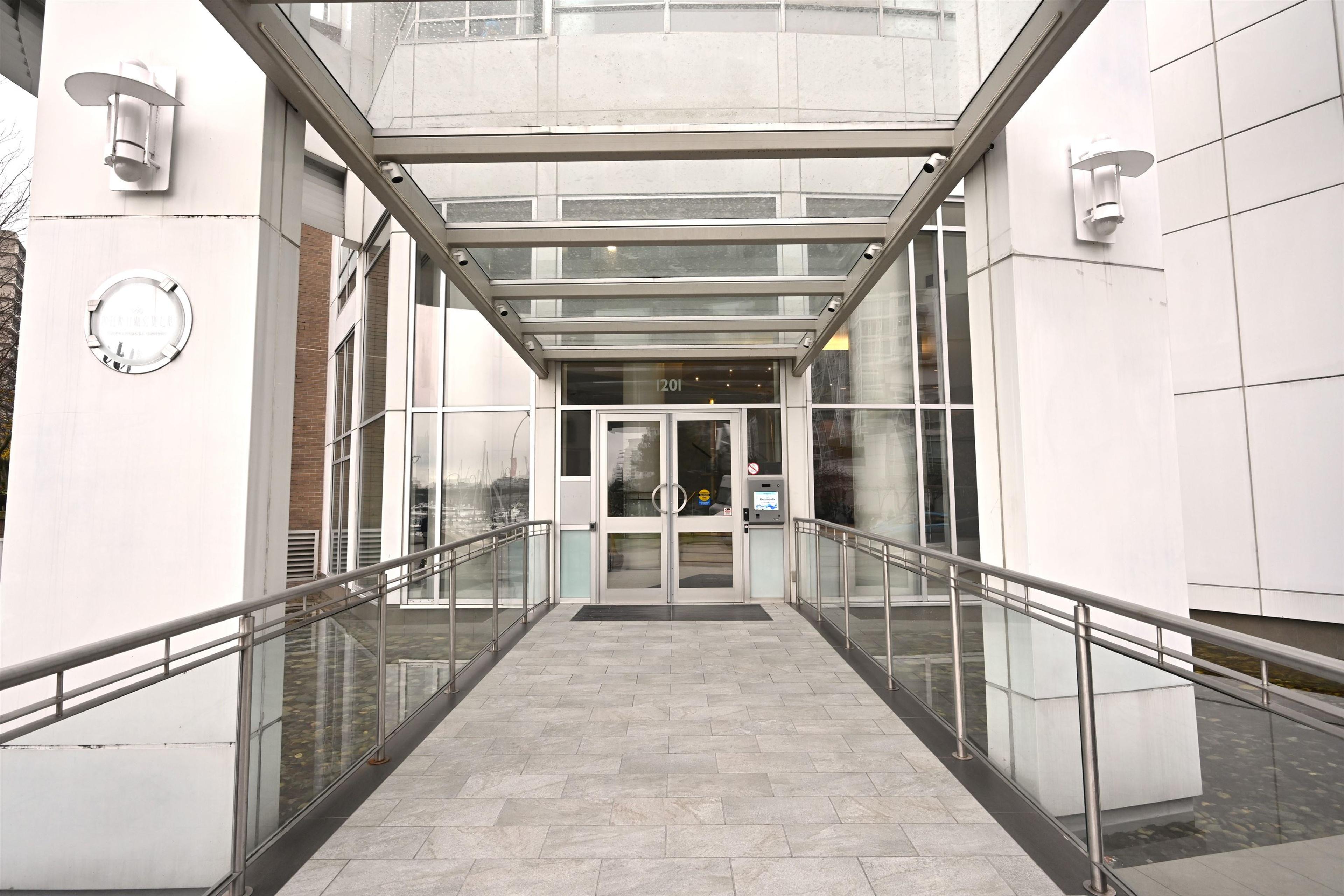 1201 Marinaside Crescent, Vancouver - Exteriors - Photo 2