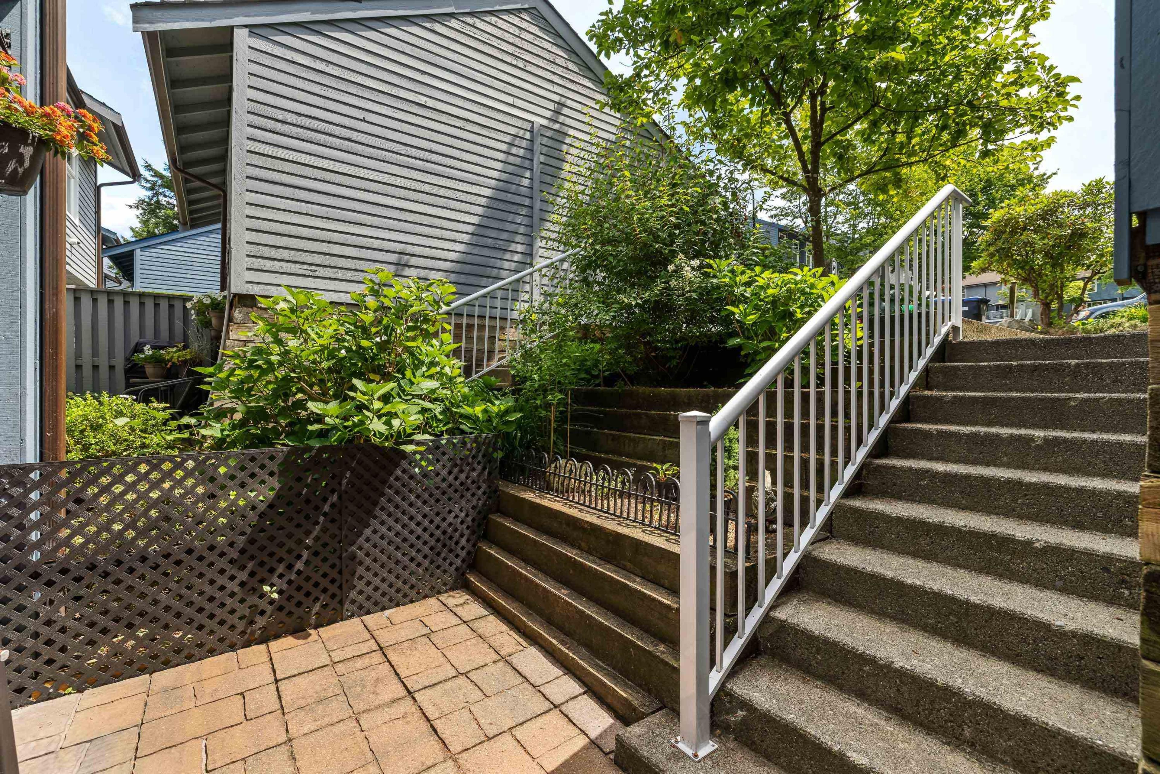 573 Carlsen Place, Port Moody - Exteriors - Photo 2