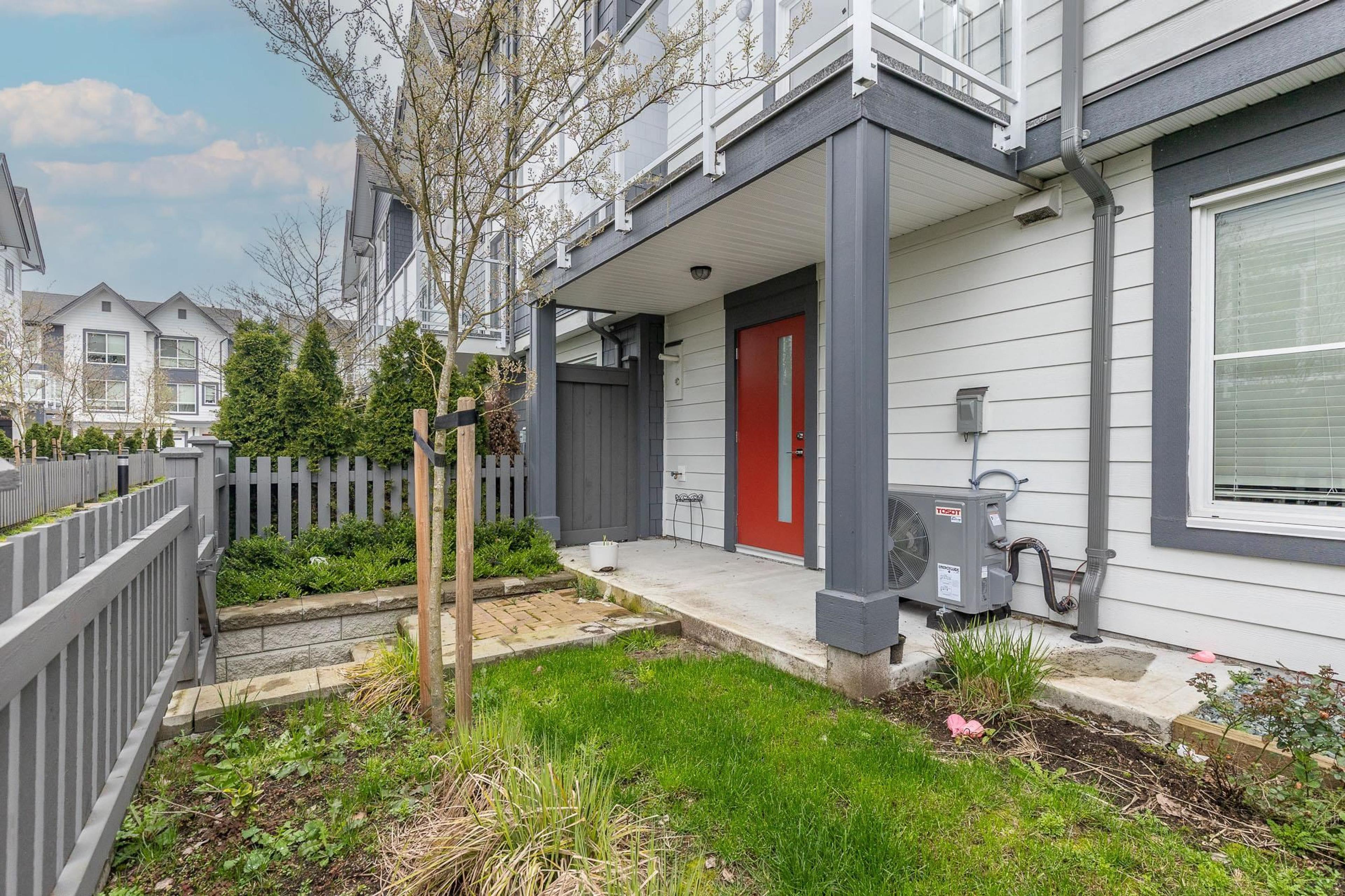 23785 Dewdney Trunk Road, Maple Ridge - Exteriors - Photo 7