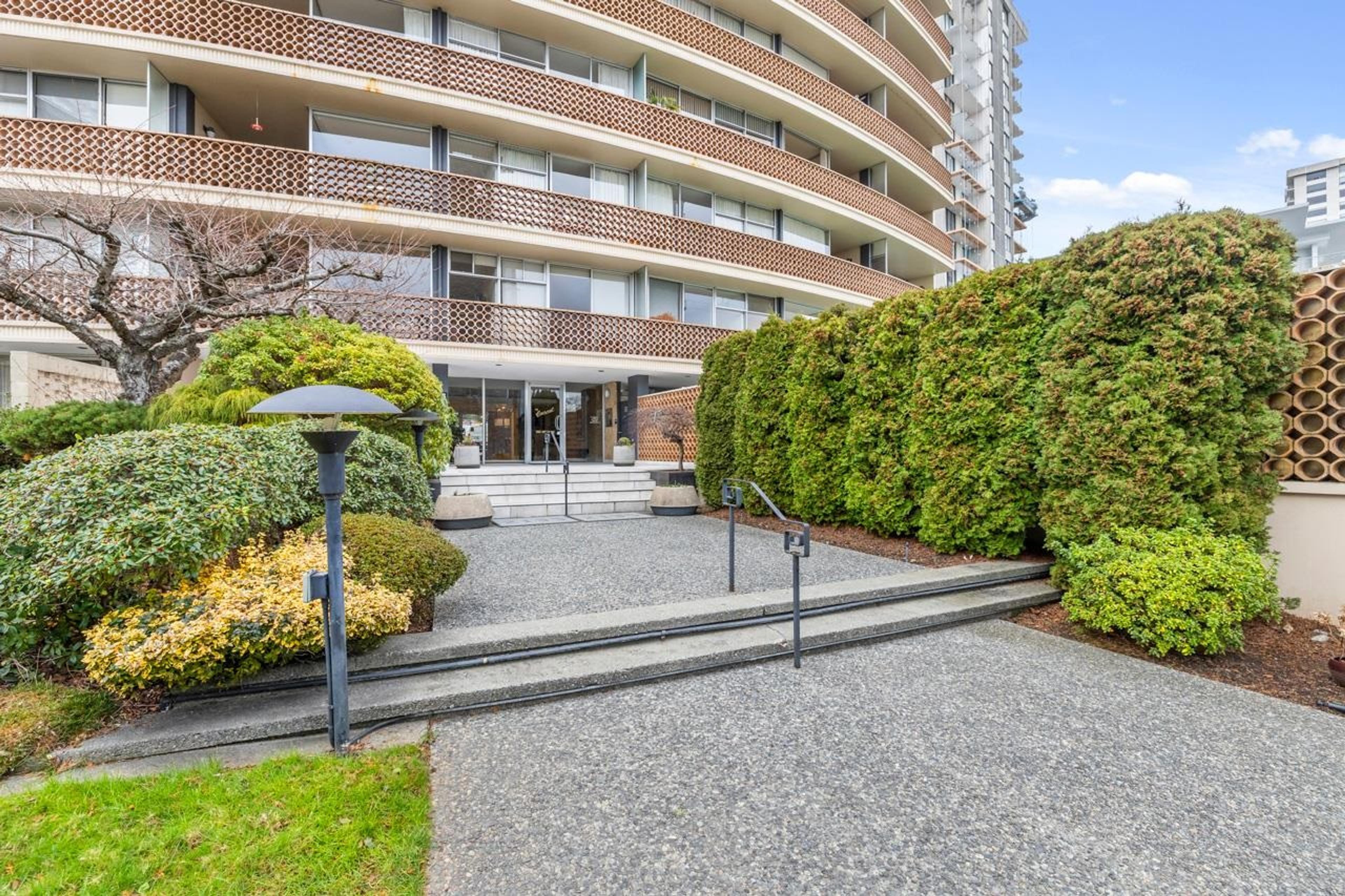 2135 Argyle Avenue, West Vancouver - Exteriors - Photo 3