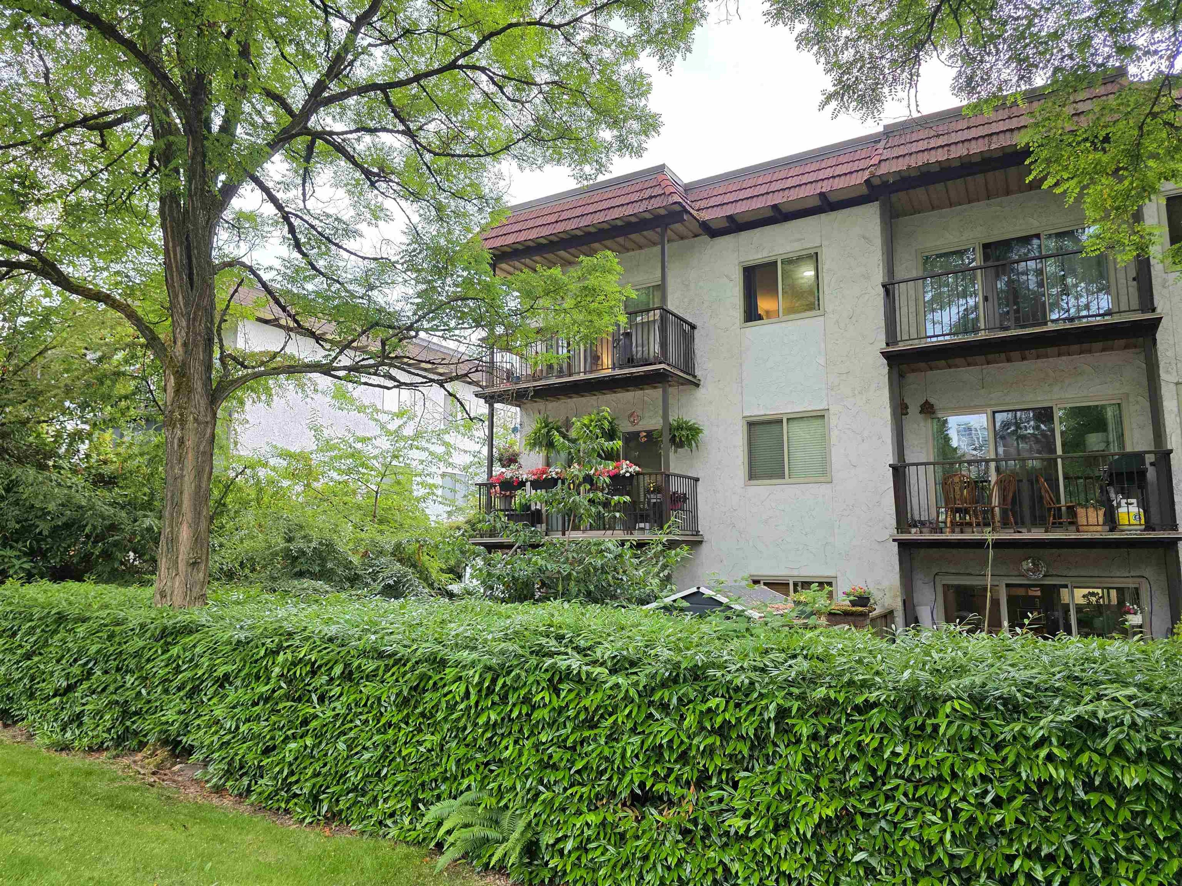 225 W 3rd Street, North Vancouver - Exteriors - Photo 2