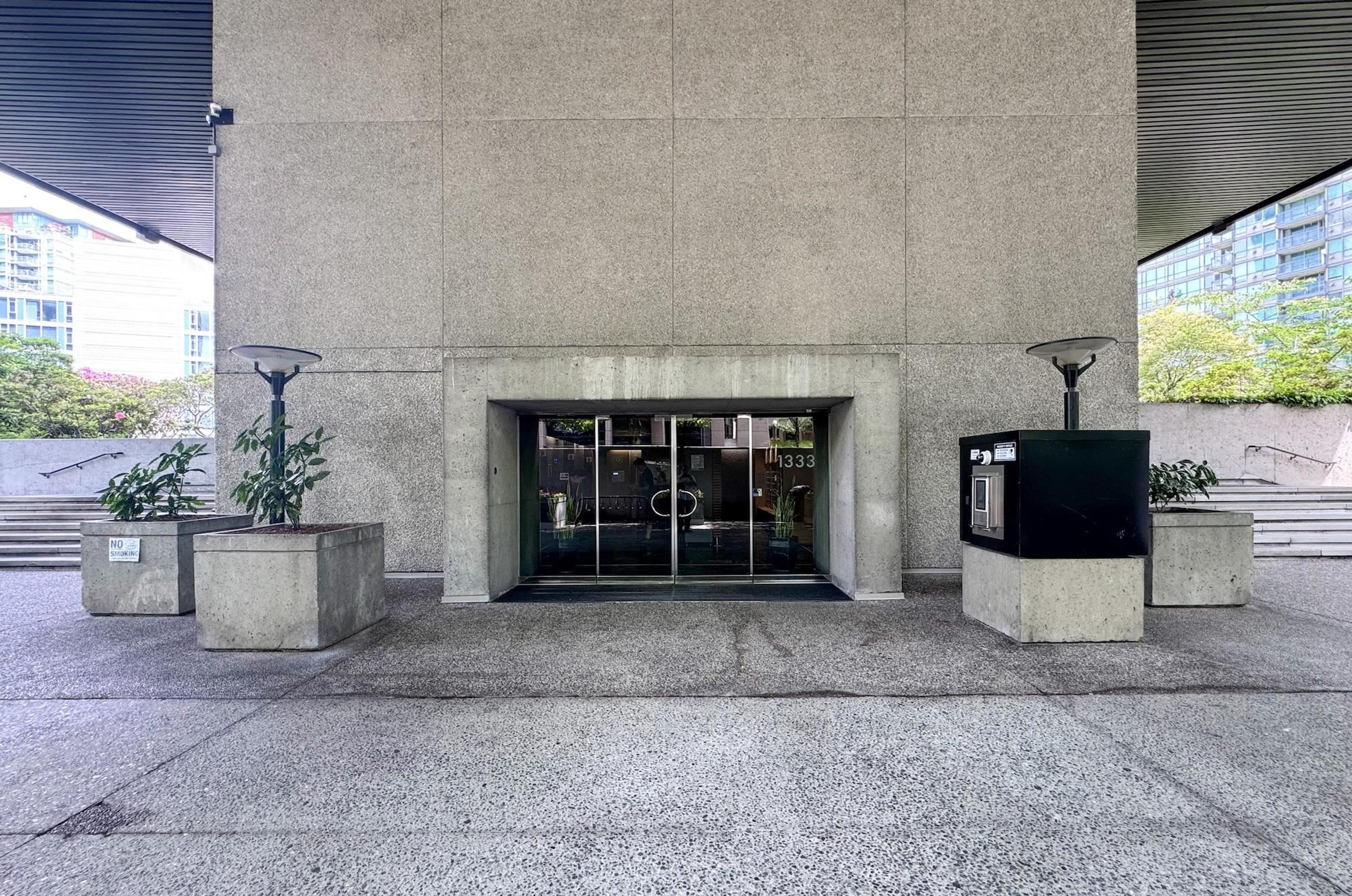 1333 W Georgia Street, Vancouver - Exteriors - Photo 2