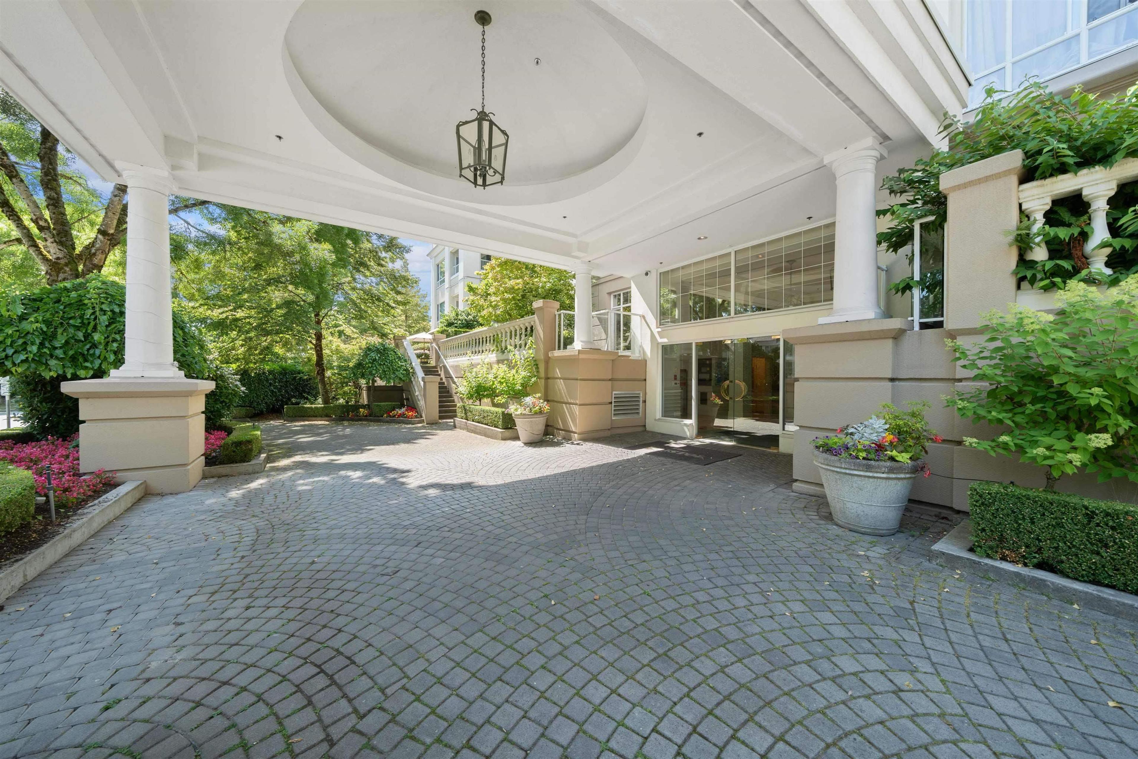 5735 Hampton Place, Vancouver - Exteriors - Photo 2
