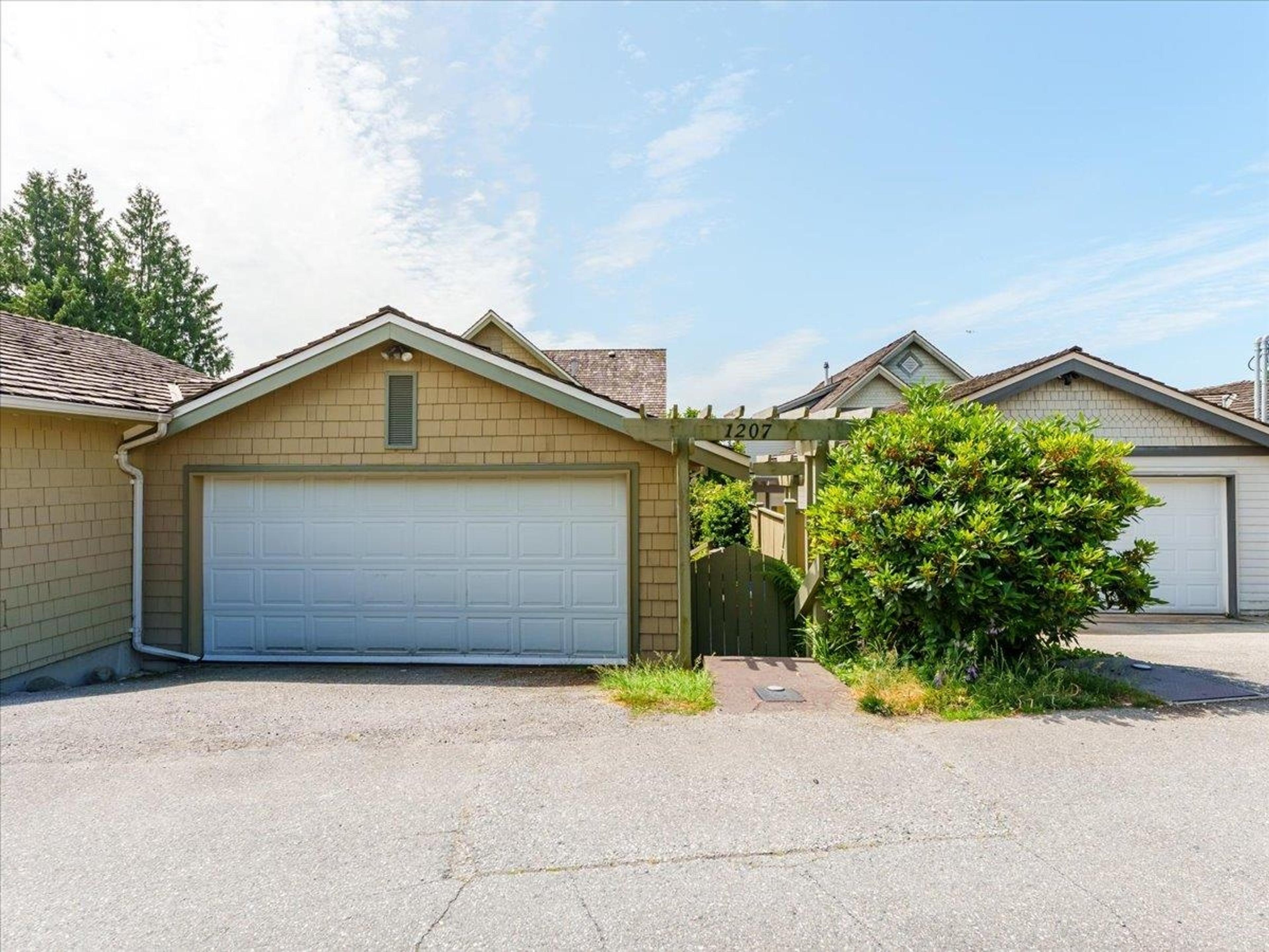 1207 Marine Drive, West Vancouver - Exteriors - Photo 5