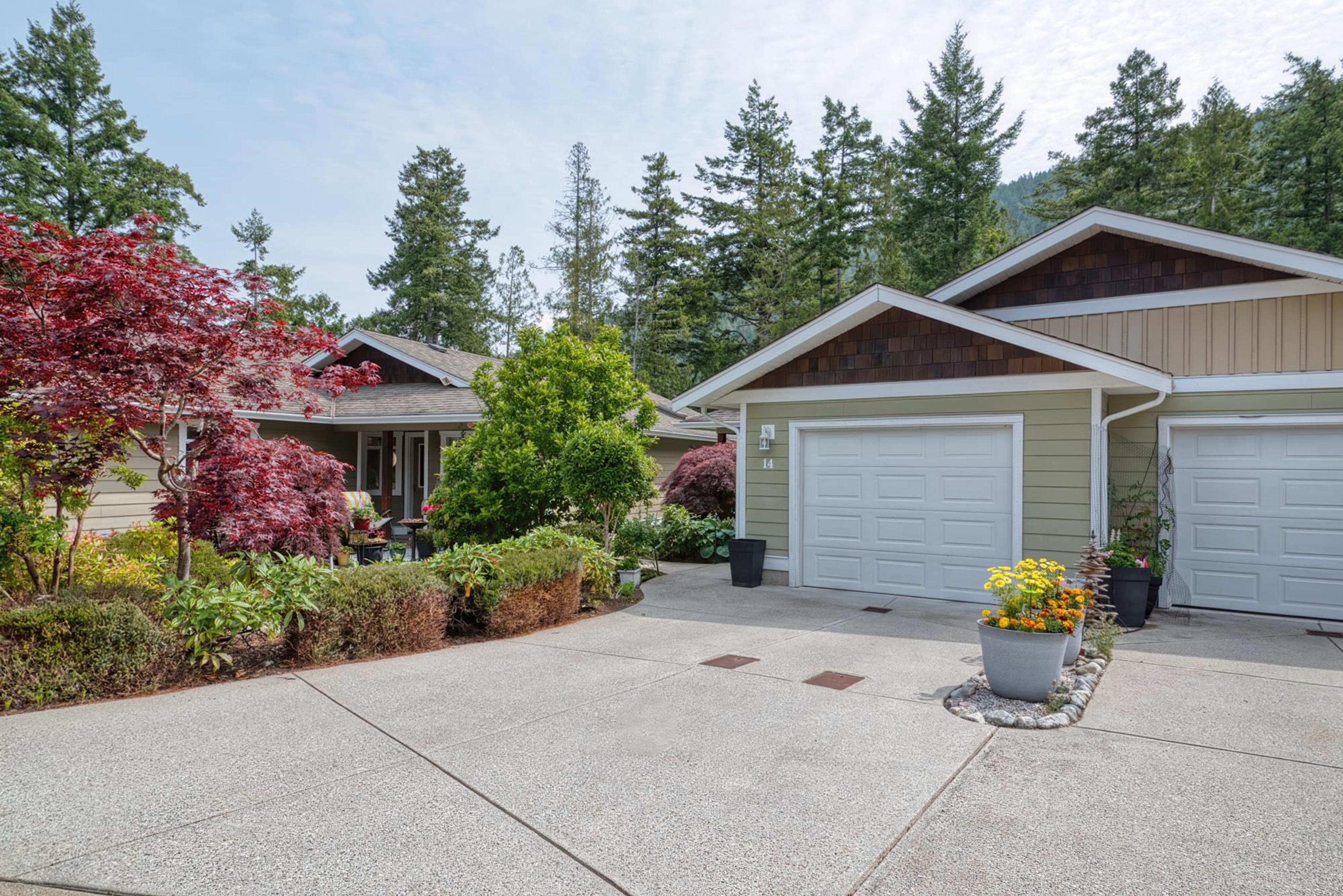 12710 Lagoon Road, Madeira Park - Exteriors - Photo 2