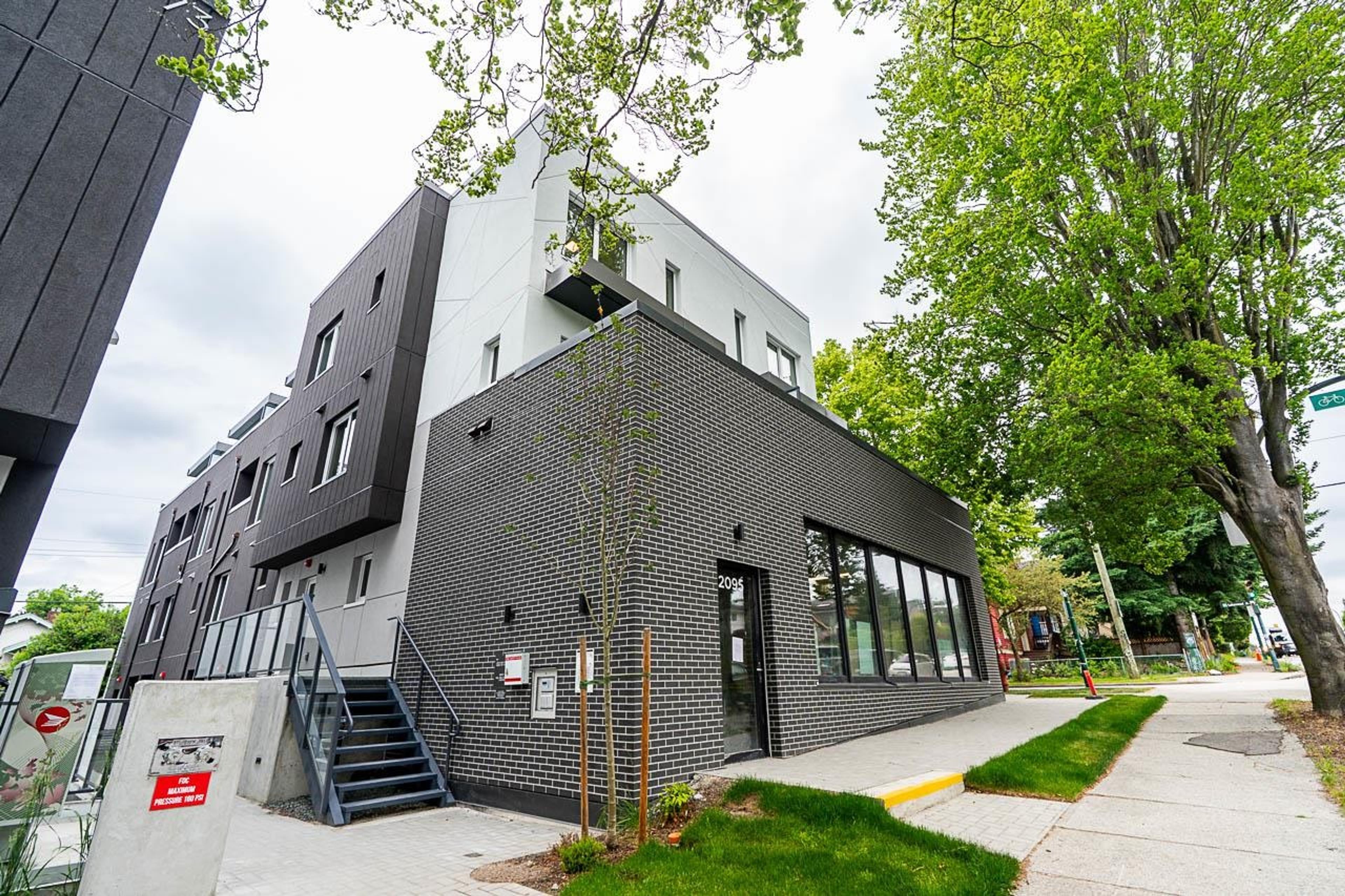 2085 E 1st Avenue, Vancouver - Exteriors - Photo 1