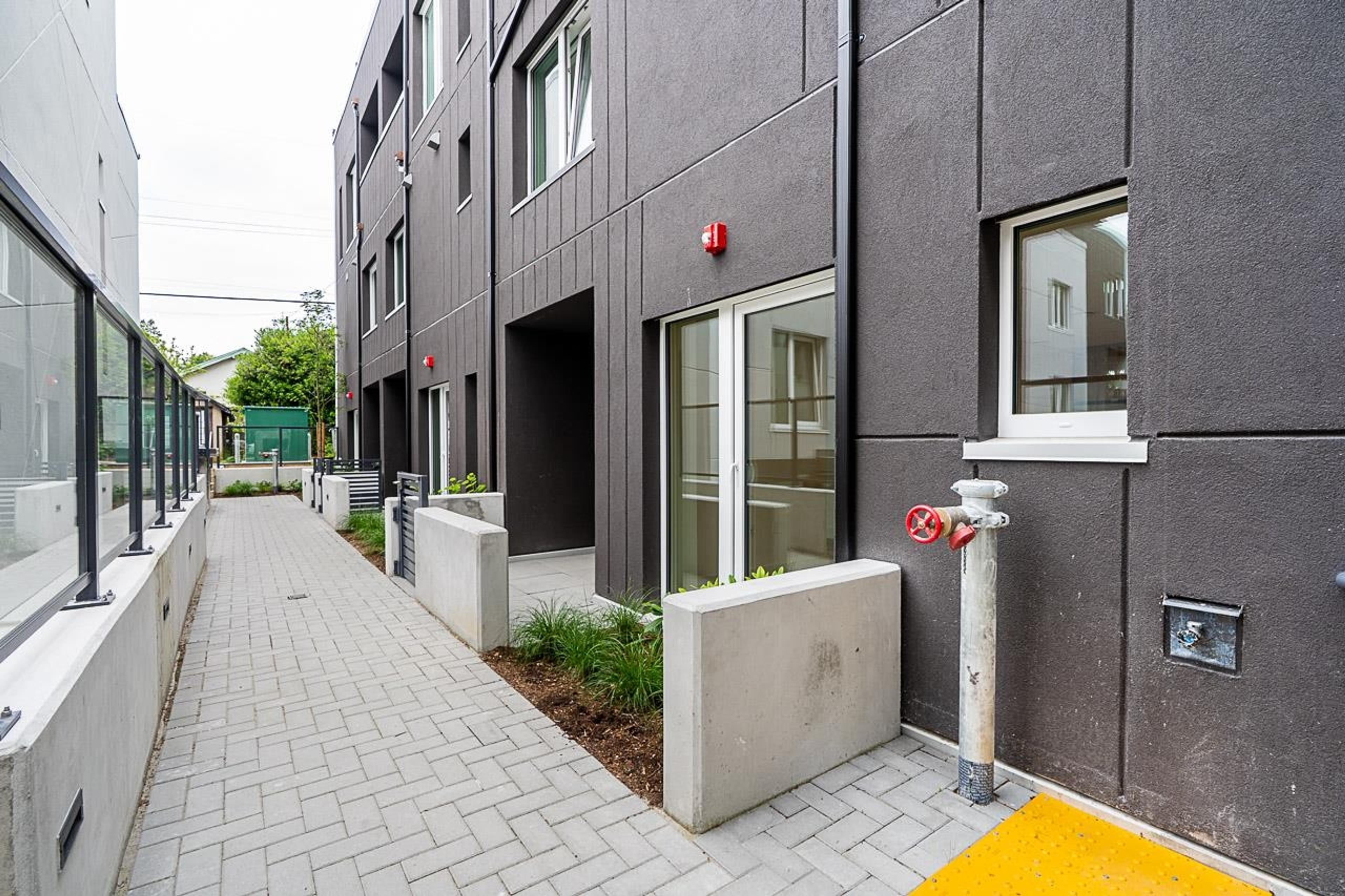 2085 E 1st Avenue, Vancouver - Exteriors - Photo 2