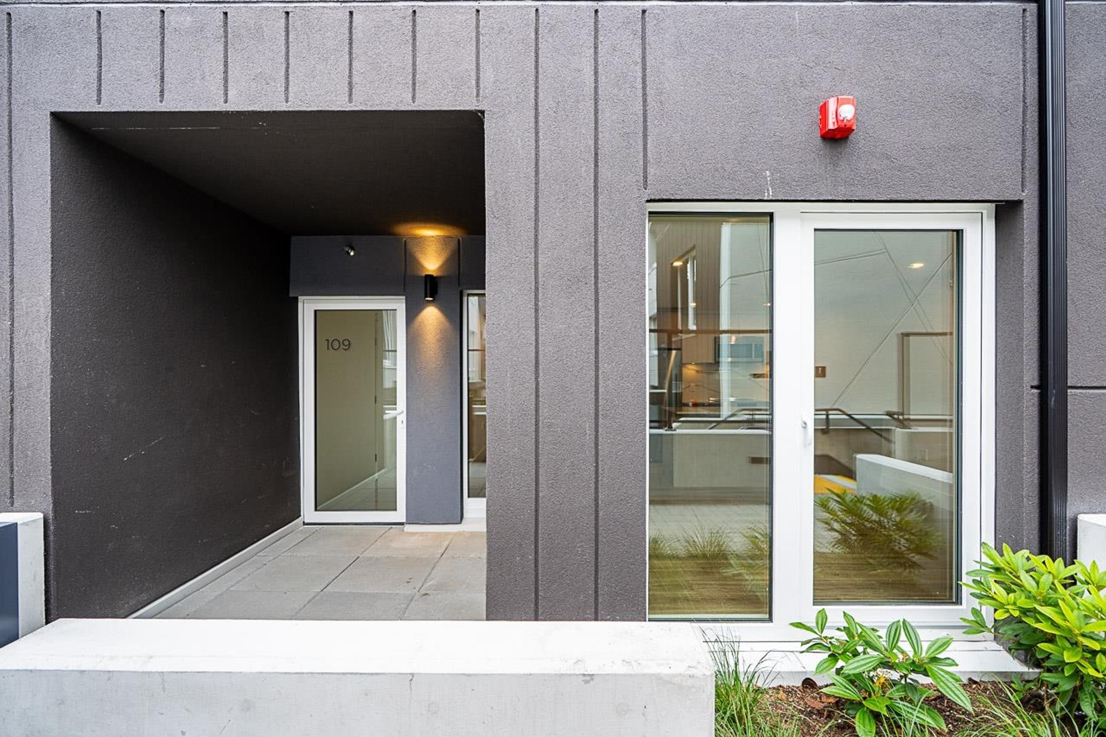 2085 E 1st Avenue, Vancouver - Exteriors - Photo 3