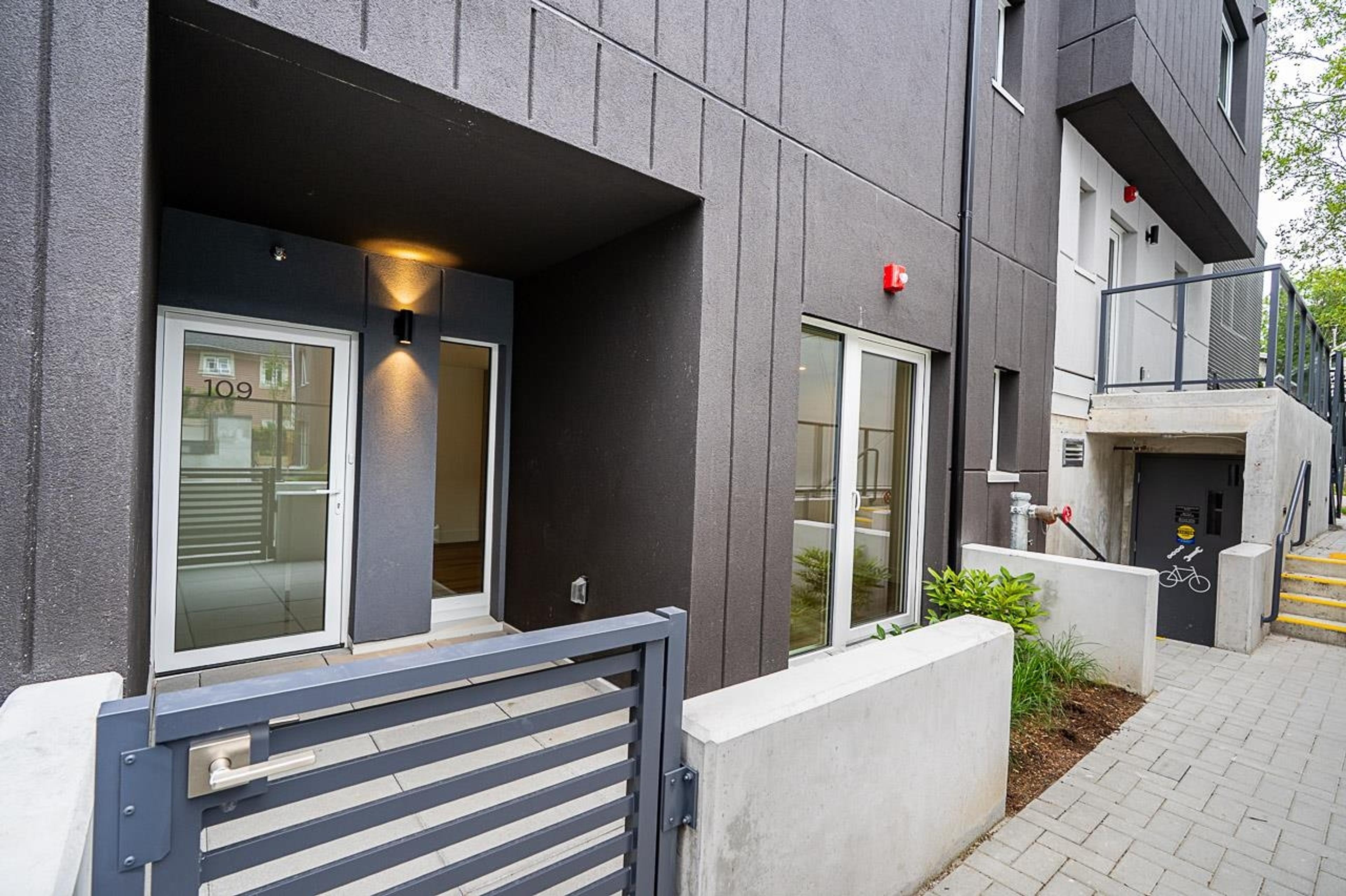 2085 E 1st Avenue, Vancouver - Exteriors - Photo 7
