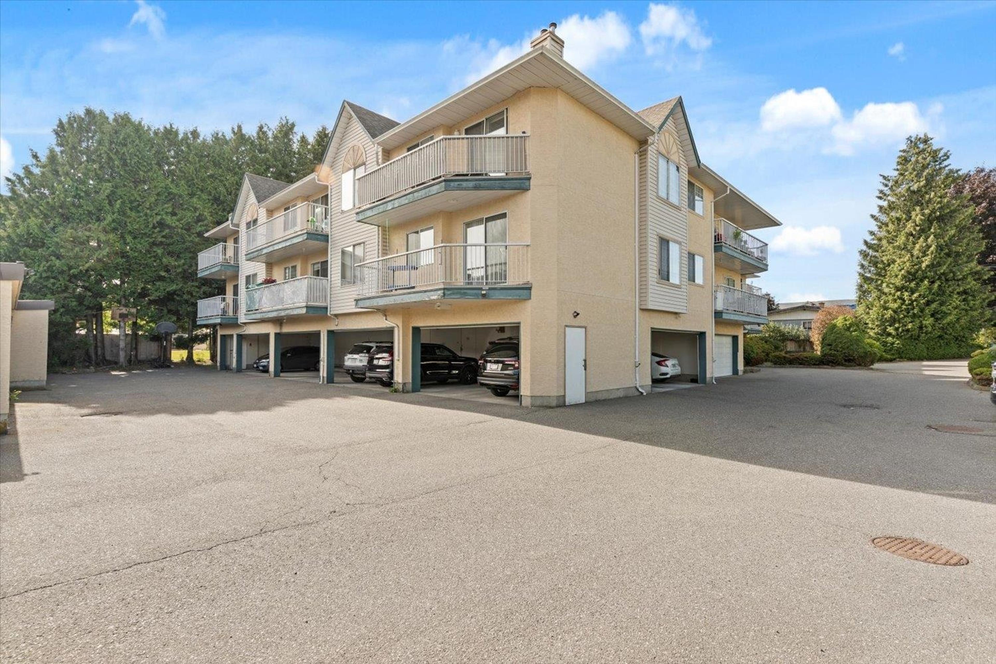 2567 Victoria Street, Abbotsford - Exteriors - Photo 2