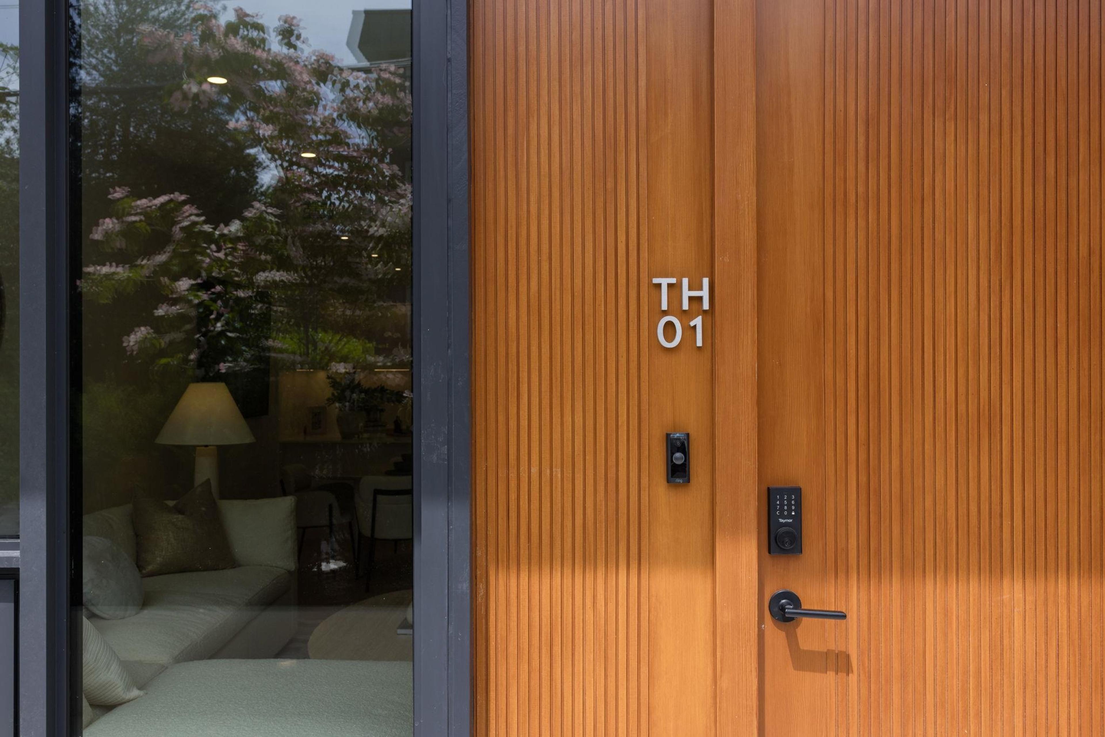 135 E 13th Street, North Vancouver - Exteriors - Photo 4