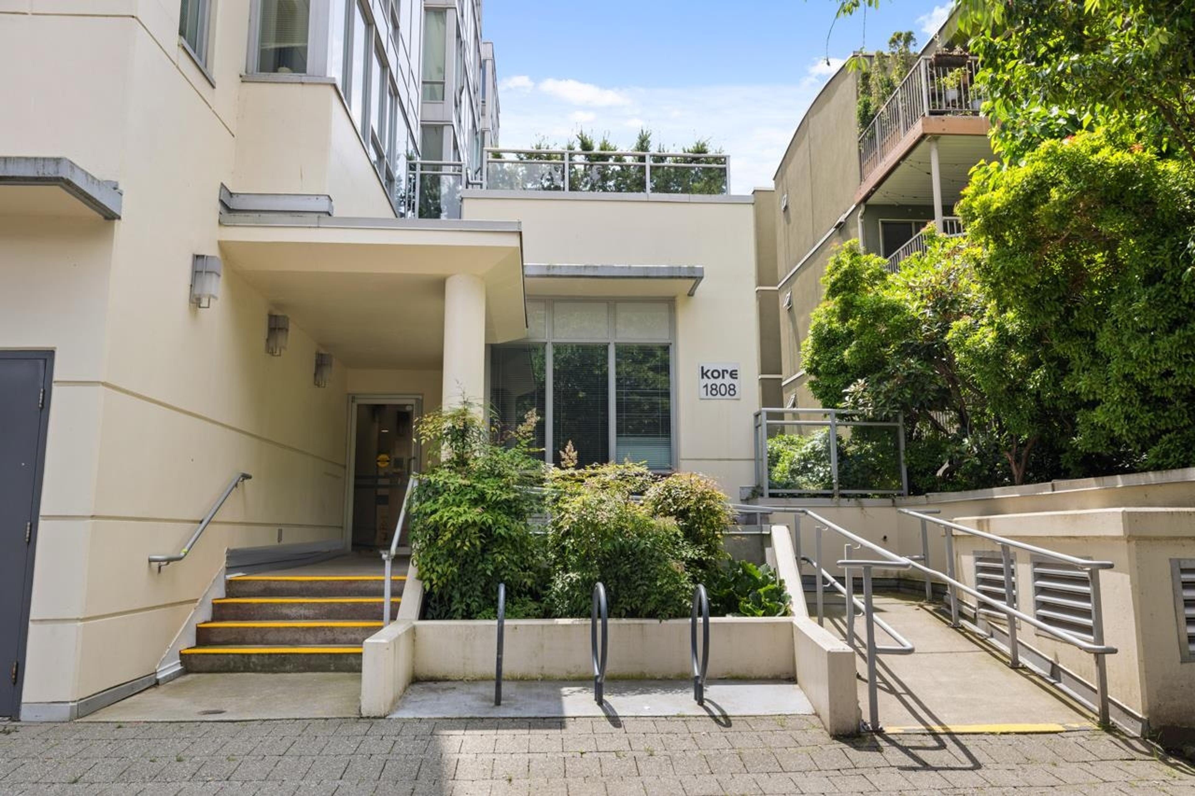 1808 W 3rd Avenue, Vancouver - Exteriors - Photo 1