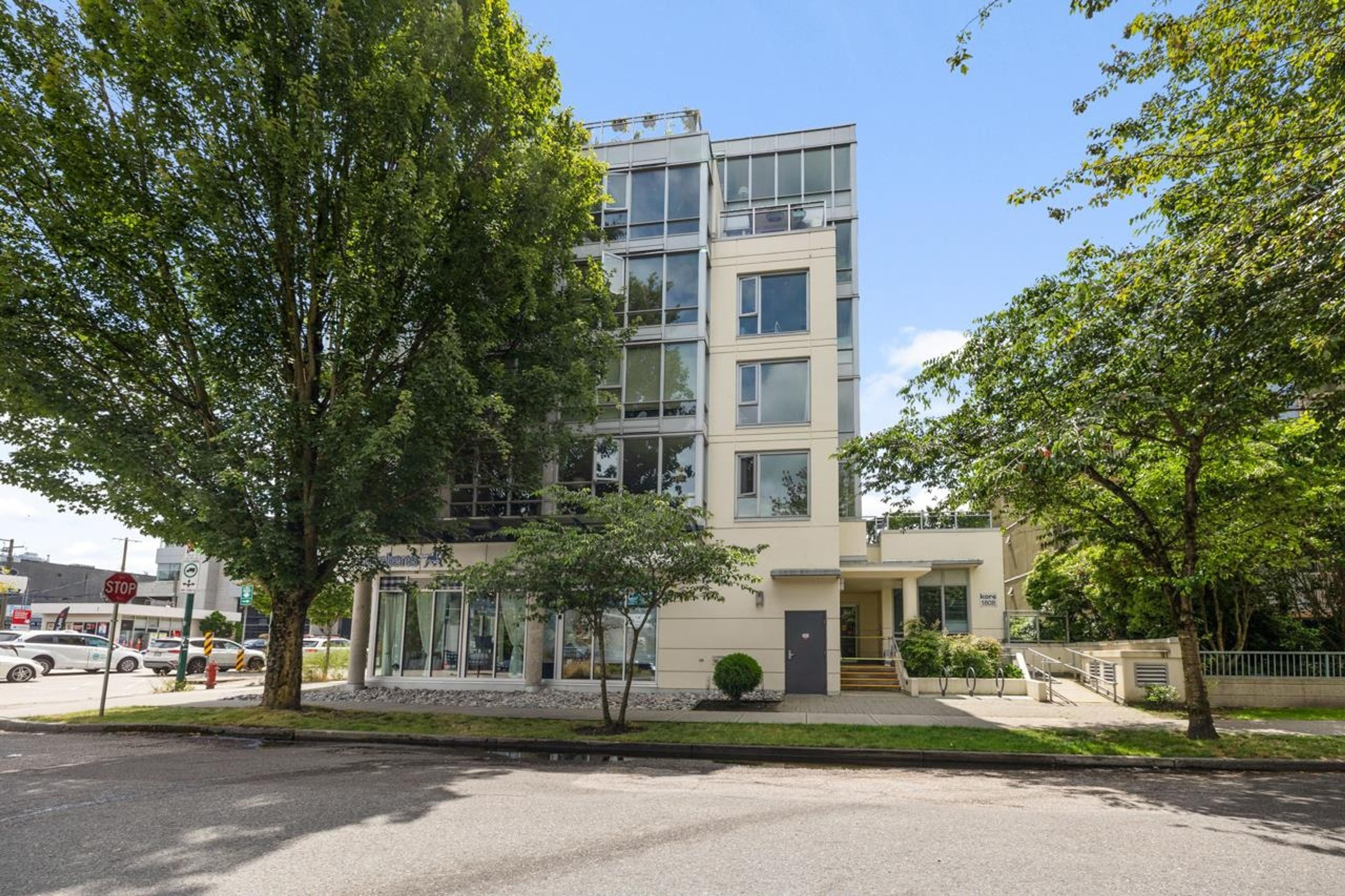 1808 W 3rd Avenue, Vancouver - Exteriors - Photo 2