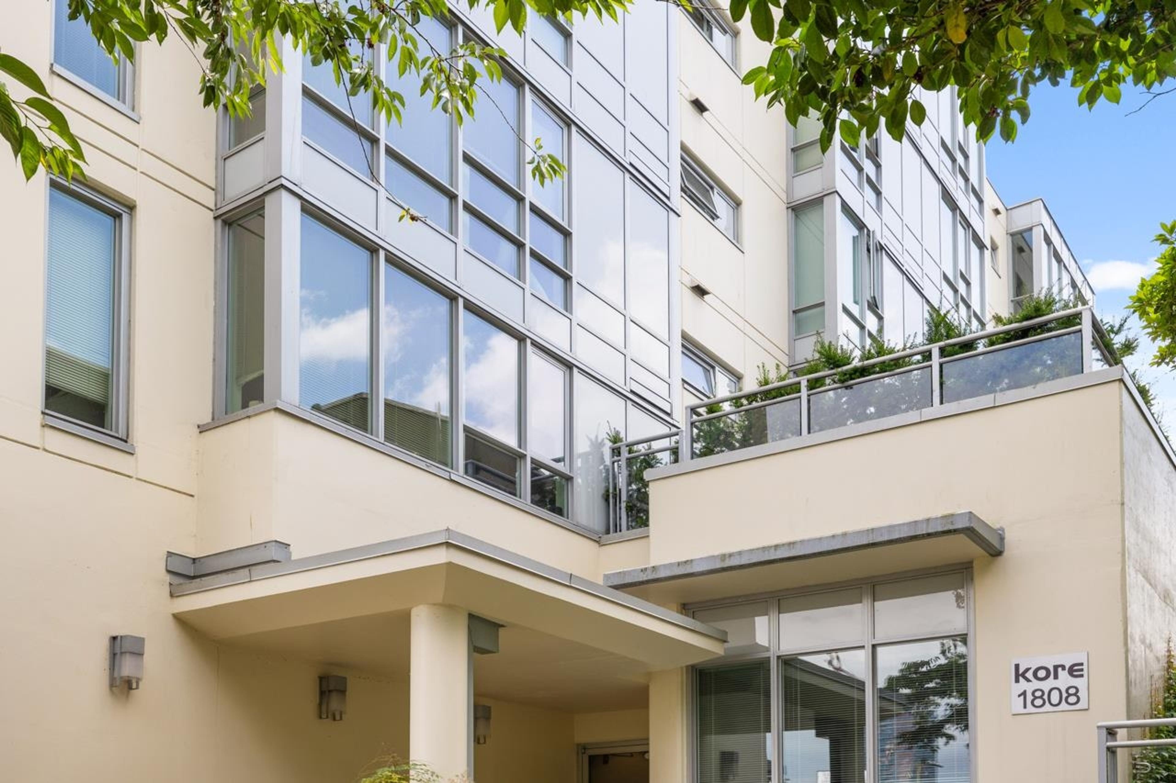 1808 W 3rd Avenue, Vancouver - Exteriors - Photo 3