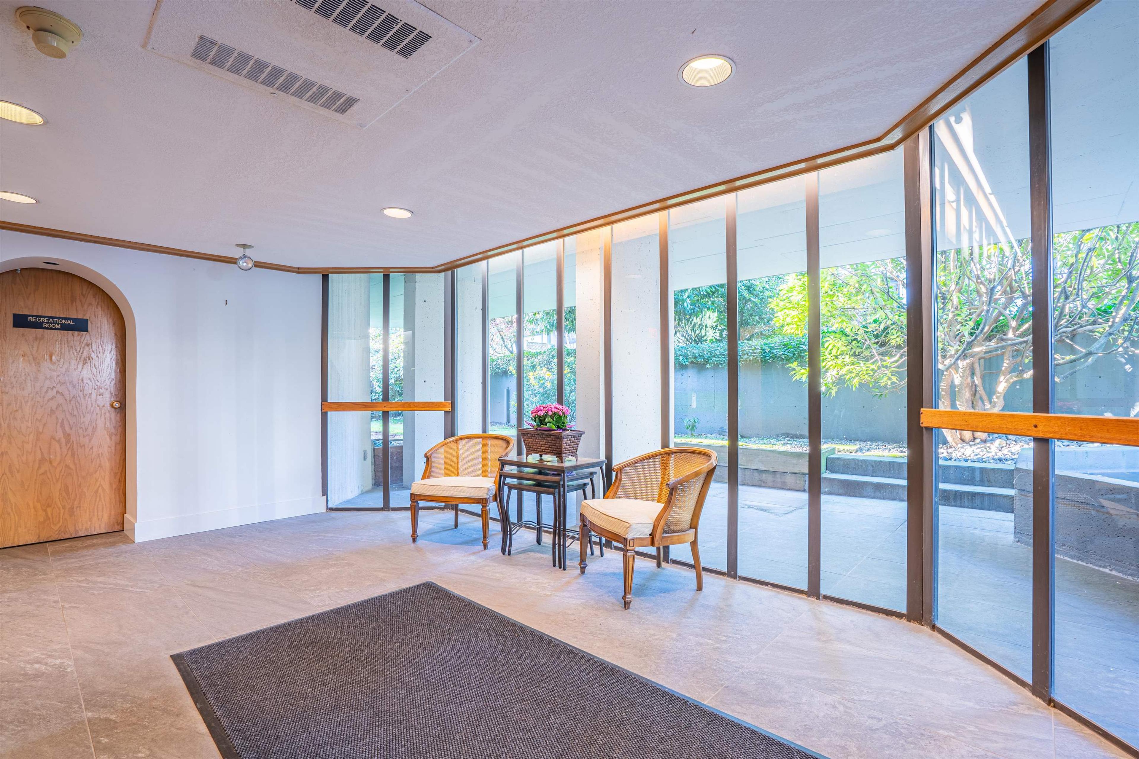 747 17th Street, West Vancouver - Common Areas - Lobbies / Hallways / Foyers - Photo 1