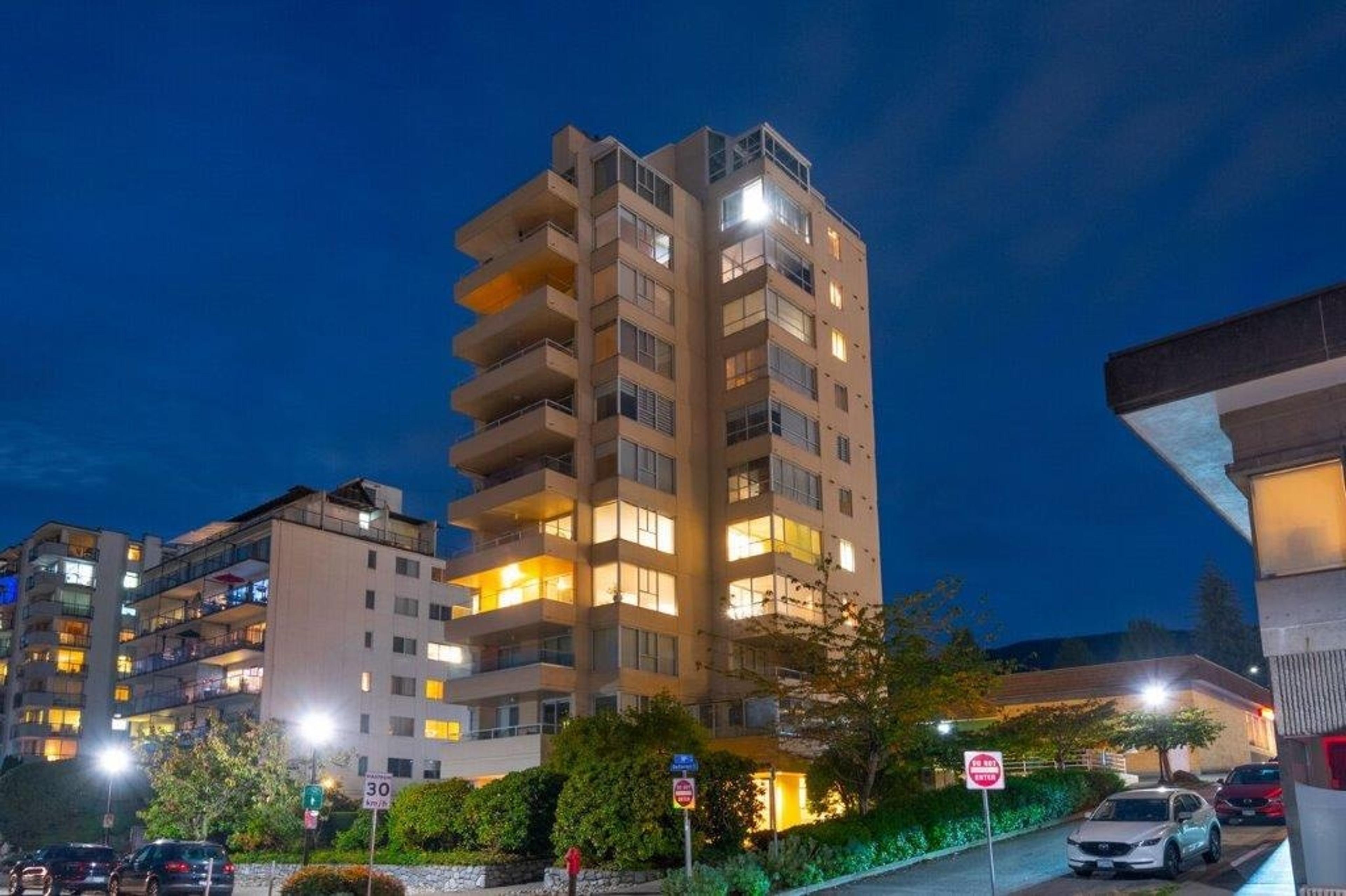 1819 Bellevue Avenue, West Vancouver - Exteriors - Photo 2