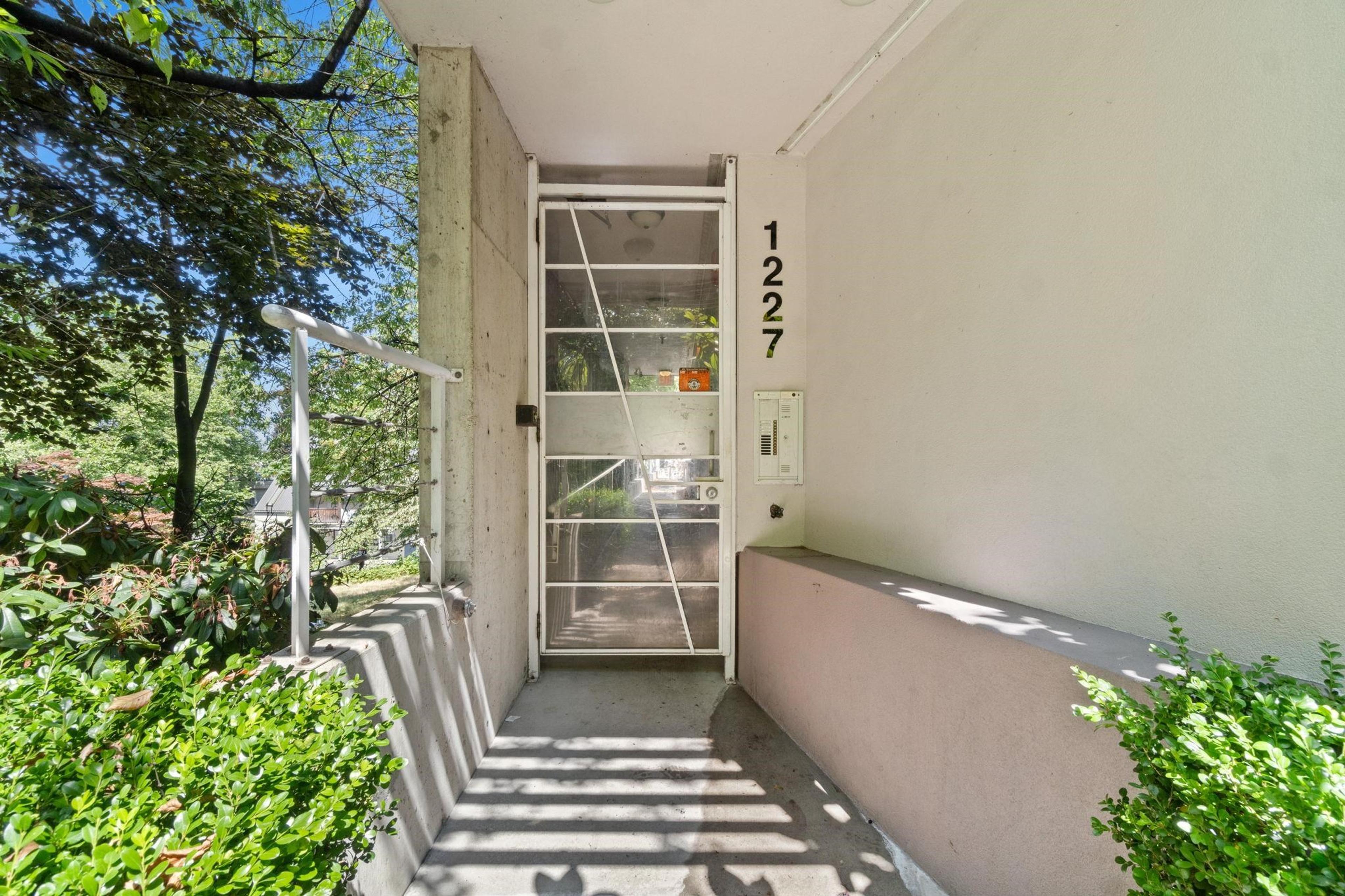 1227 E 7th Avenue, Vancouver - Exteriors - Photo 2