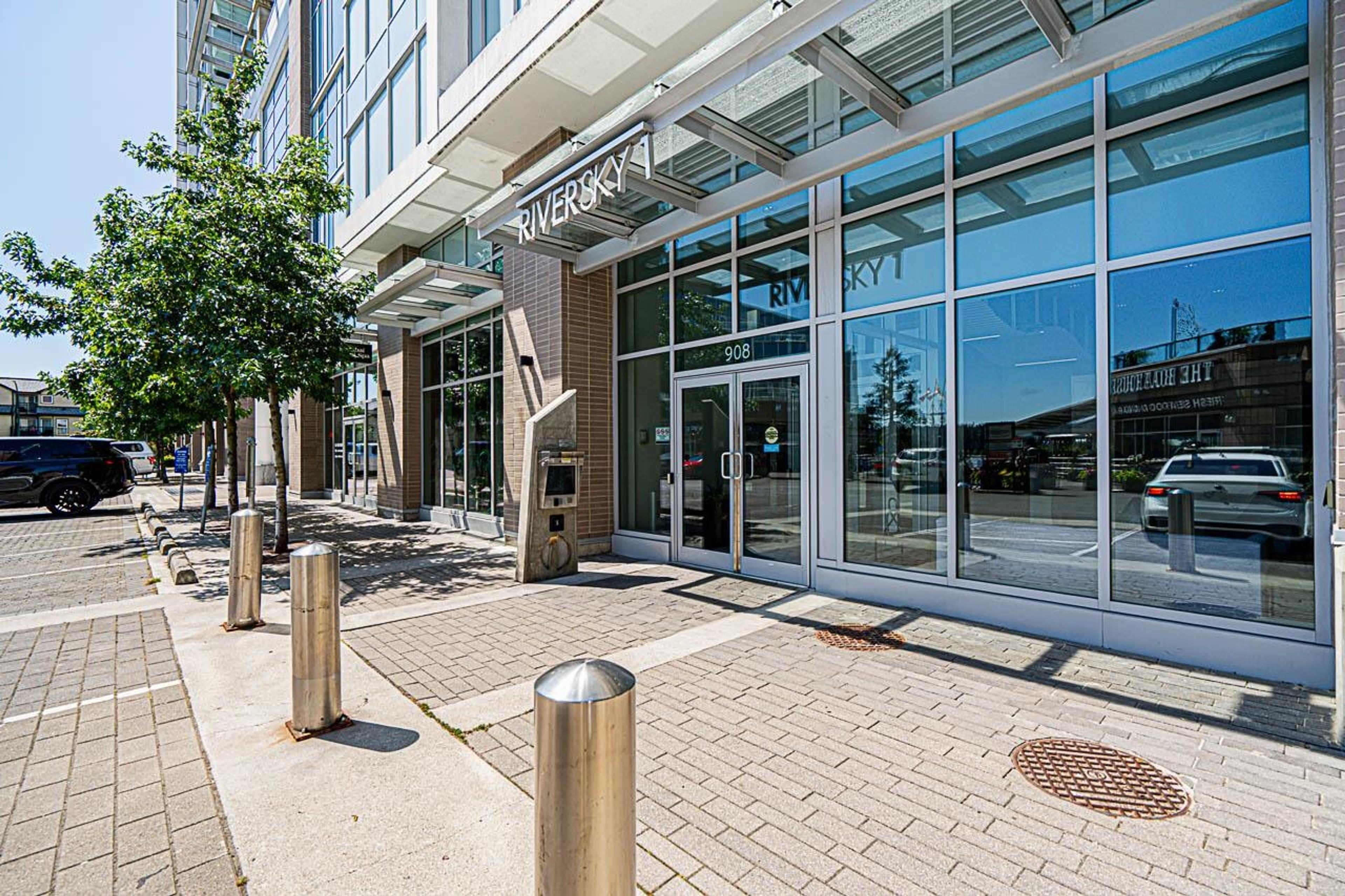 908 Quayside Drive, New Westminster - Exteriors - Photo 1