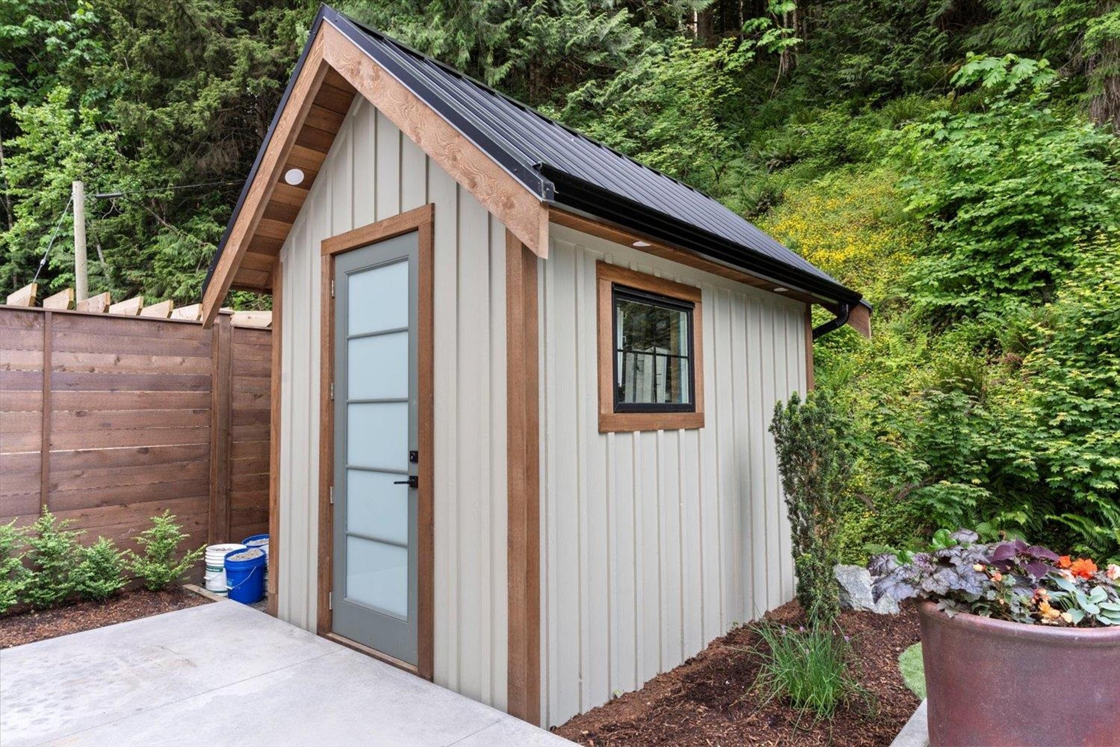 1885 Columbia Valley Road, Lindell Beach - Exteriors - Photo 3