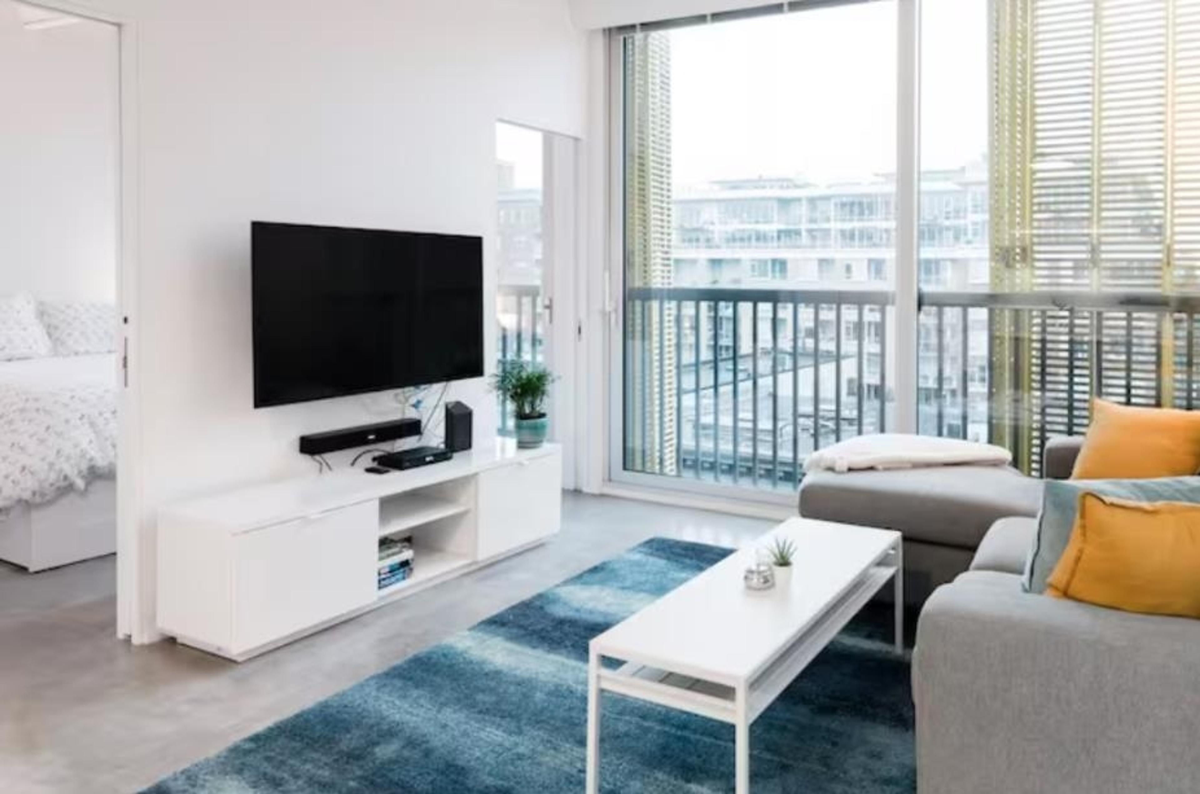 219 E Georgia Street, Vancouver - Exteriors - Photo 2