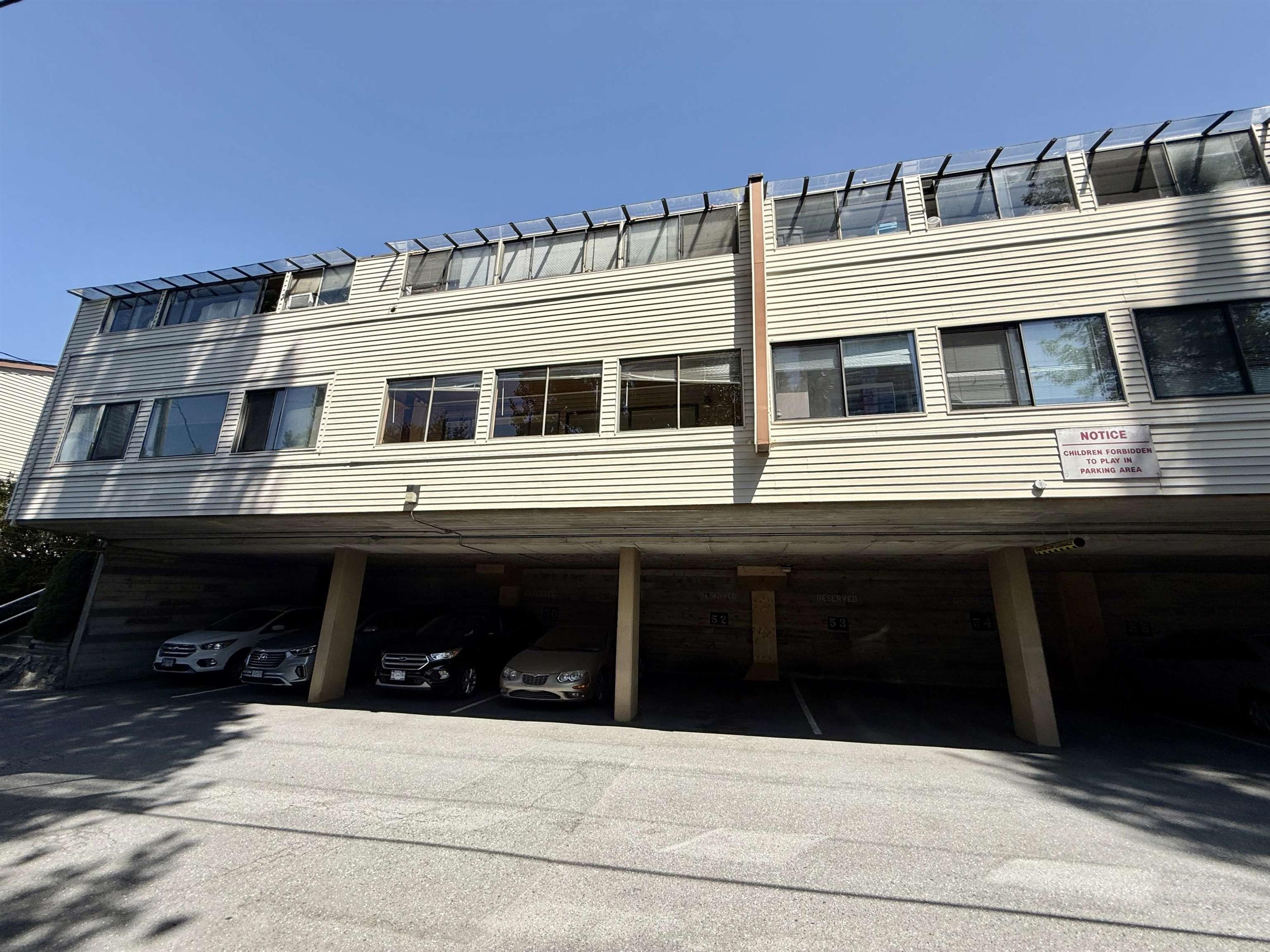 5588 Broadway, Burnaby - Exteriors - Photo 2