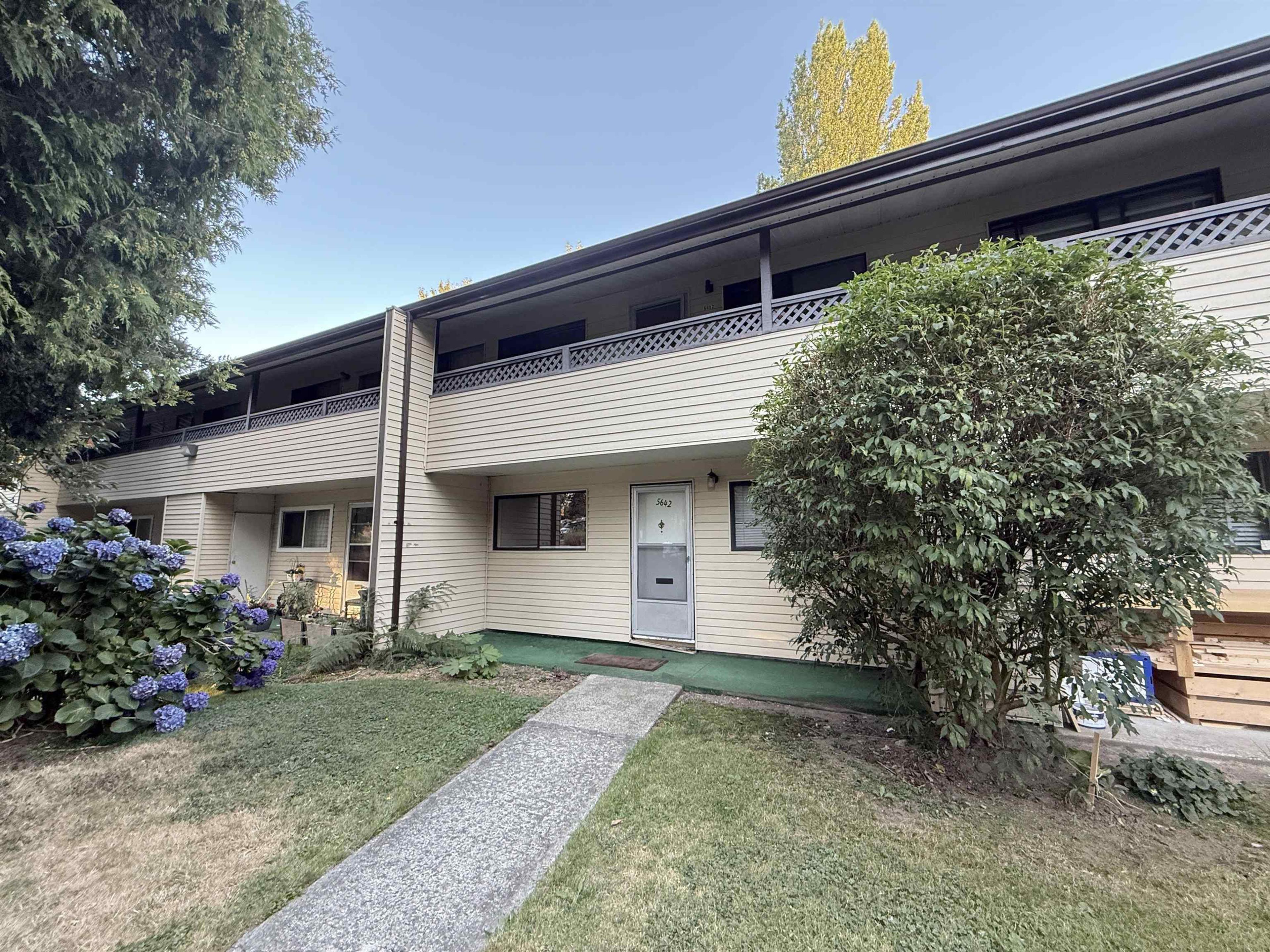 5588 Broadway, Burnaby - Exteriors - Photo 4