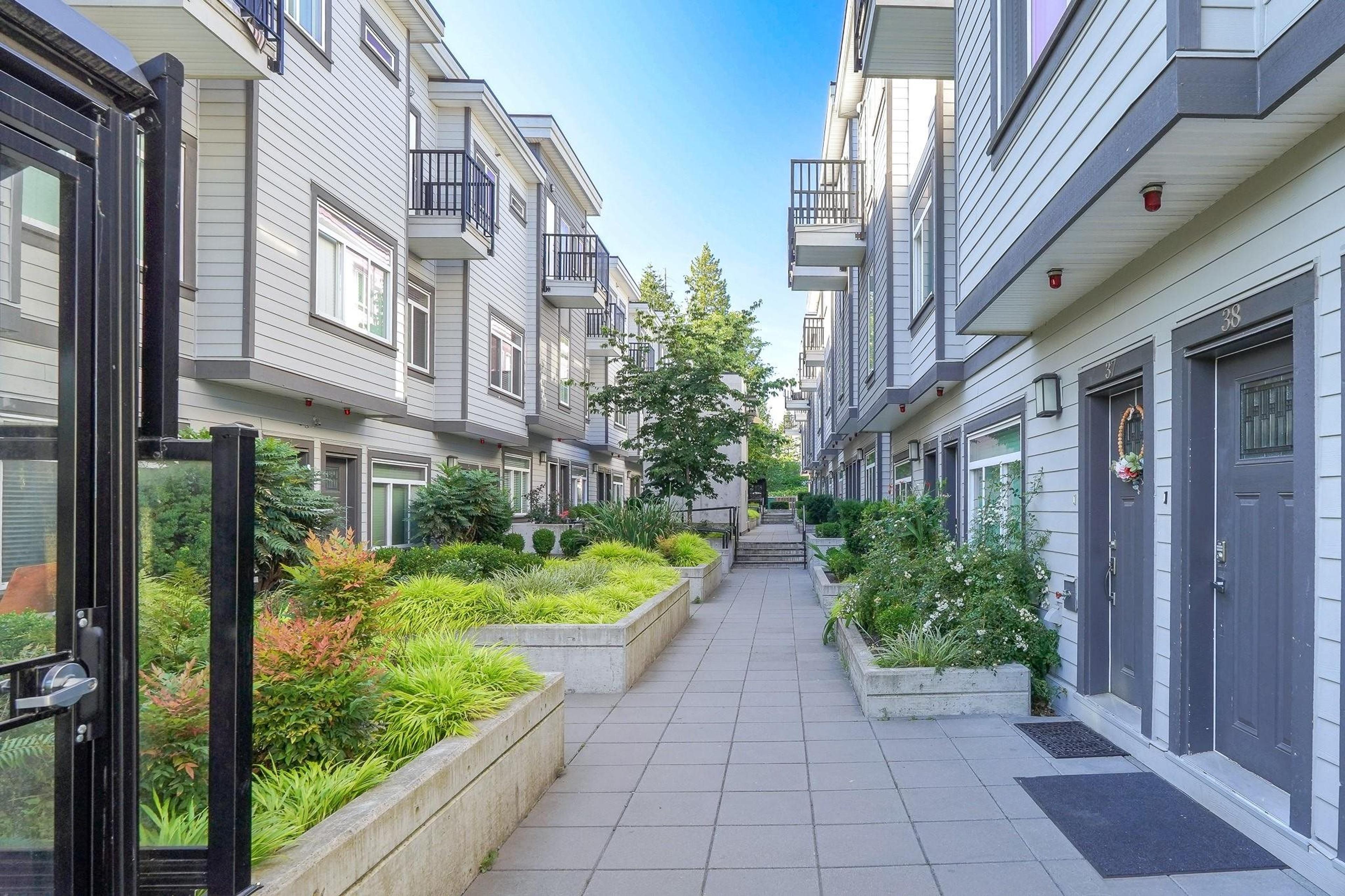 7247 140 Street, Surrey - Exteriors - Photo 2