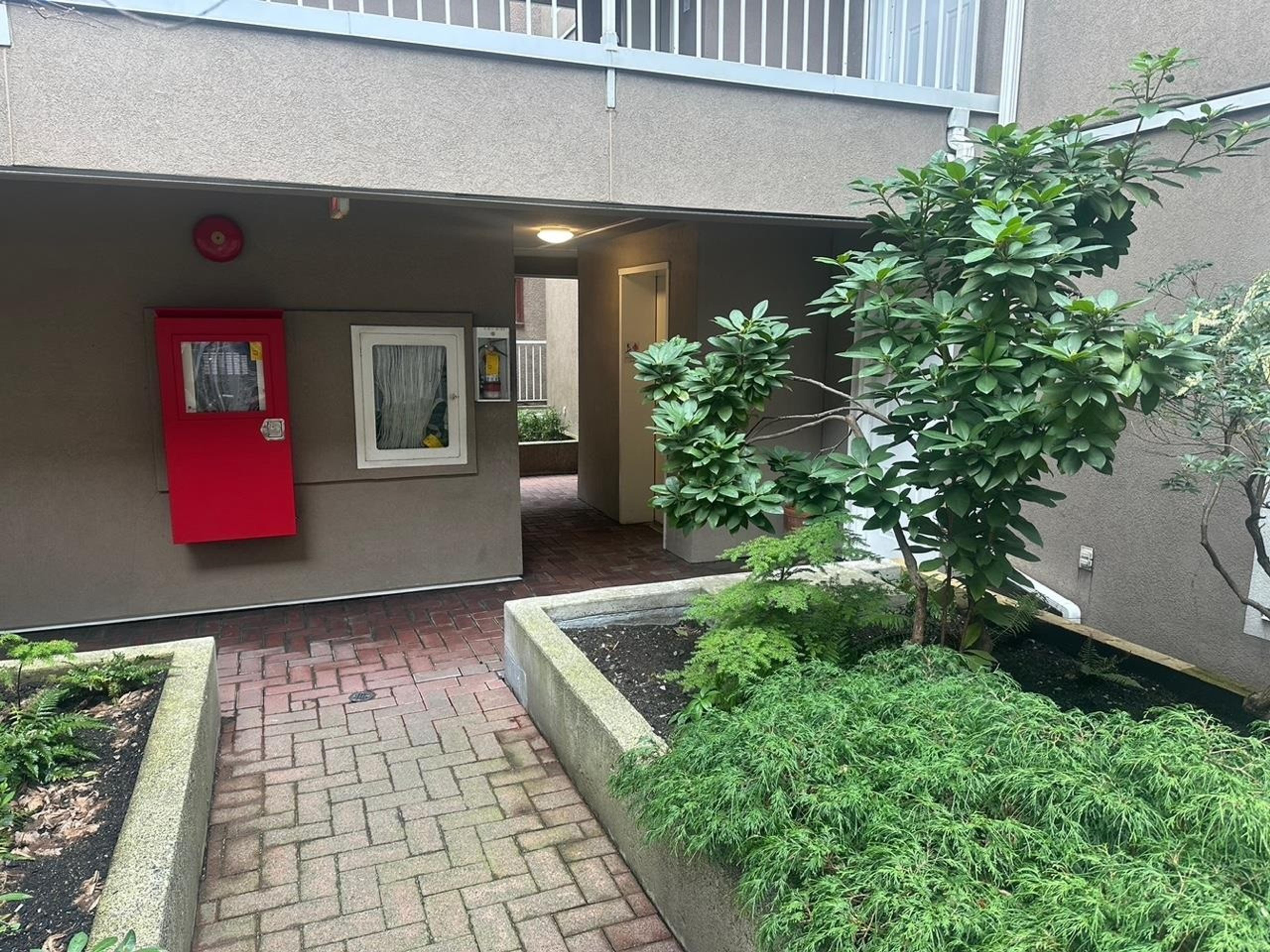 985 W 10th Avenue, Vancouver - Exteriors - Photo 1