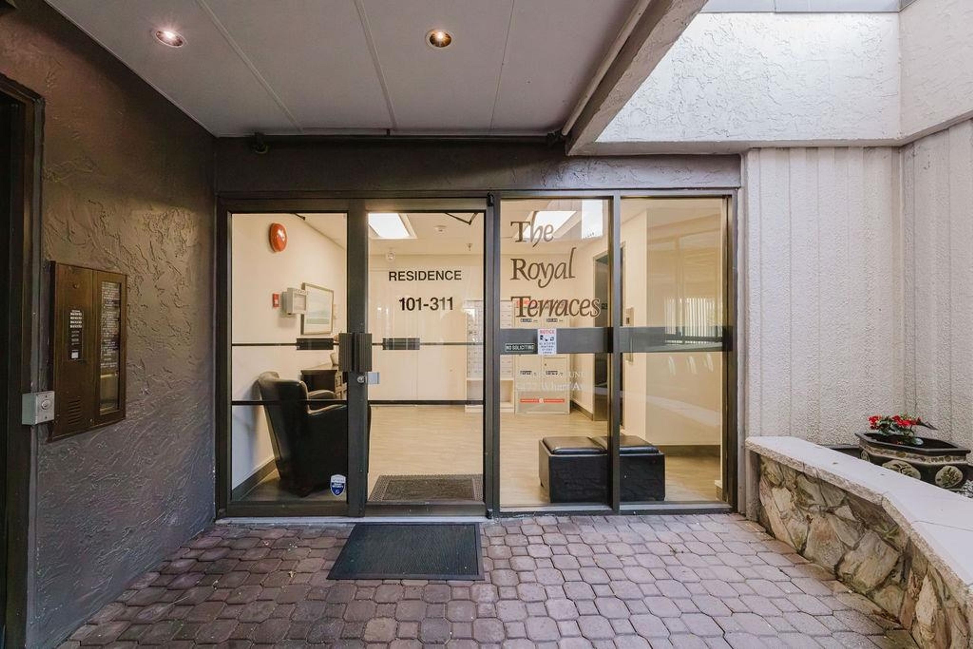 5477 Wharf Avenue, Sechelt - Exteriors - Photo 1