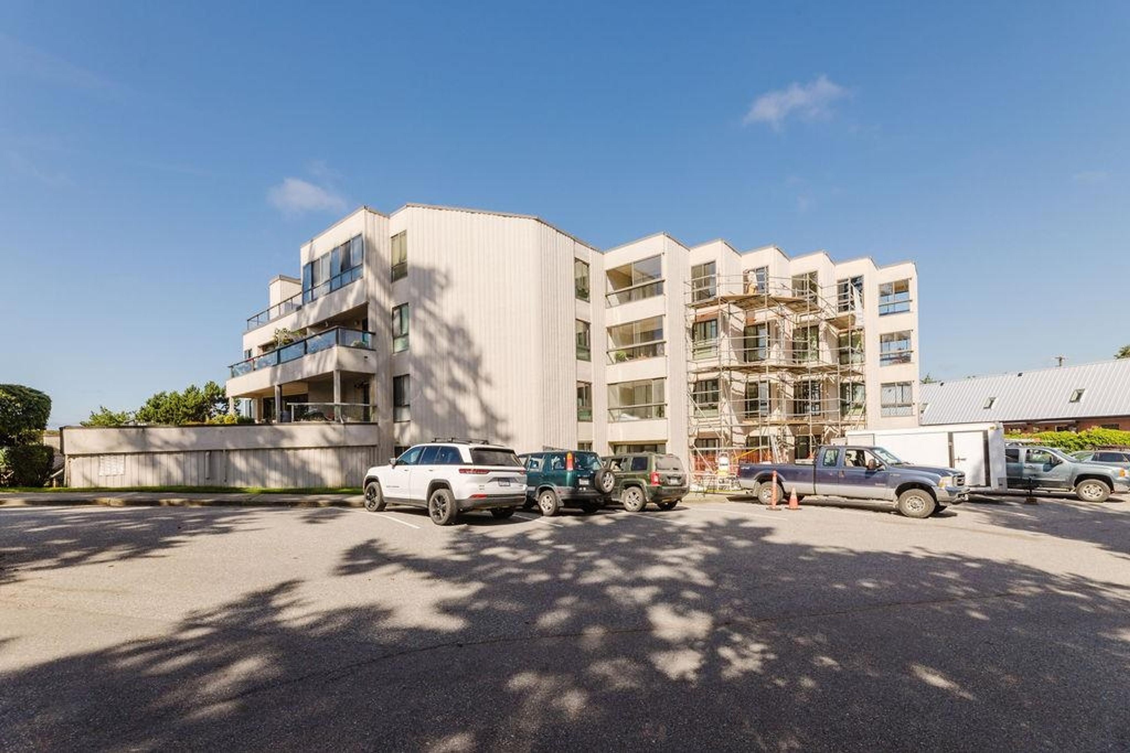 5477 Wharf Avenue, Sechelt - Exteriors - Photo 4