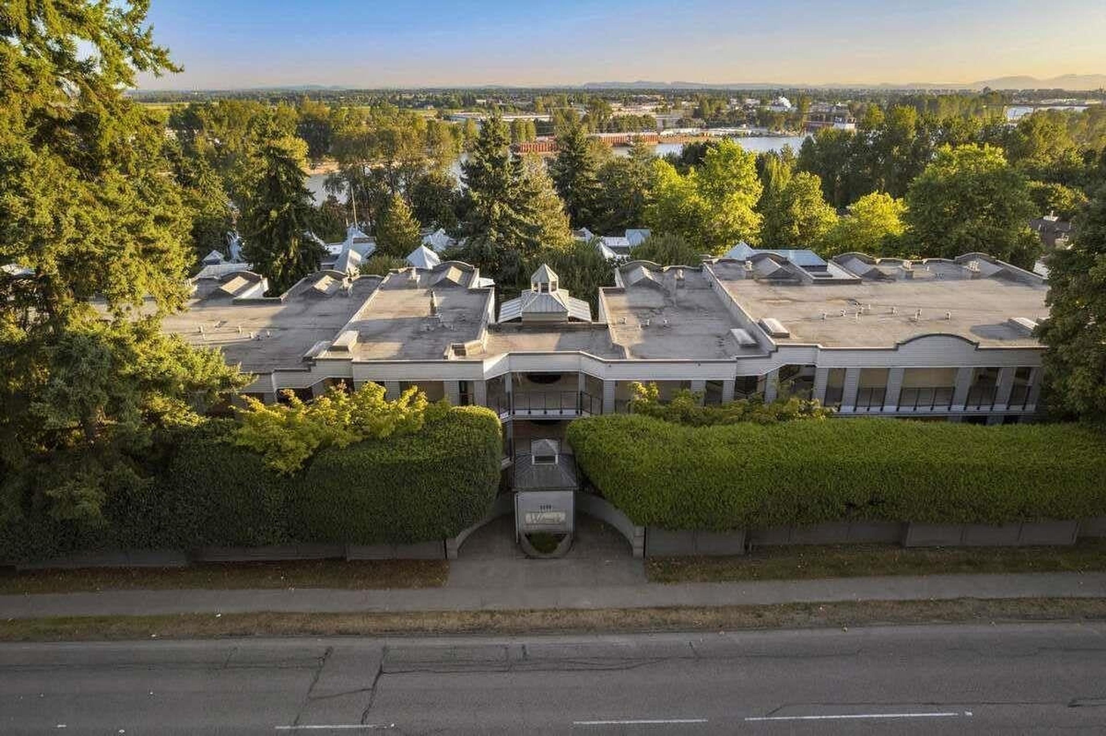 2250 SE Marine Drive, Vancouver - Exteriors - Full Complex View - Photo 4