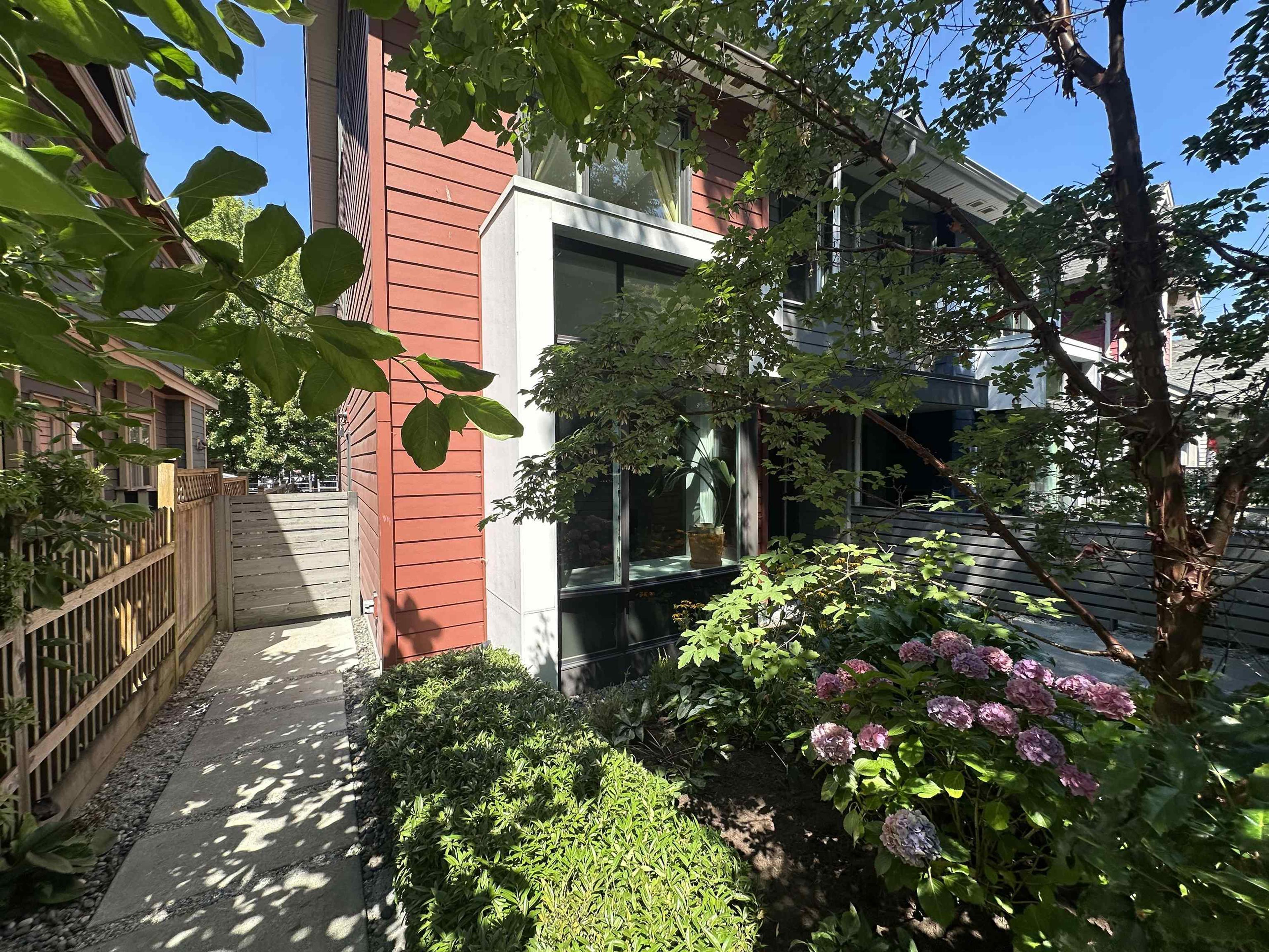 2073 E Pender Street, Vancouver - Exteriors - Photo 2