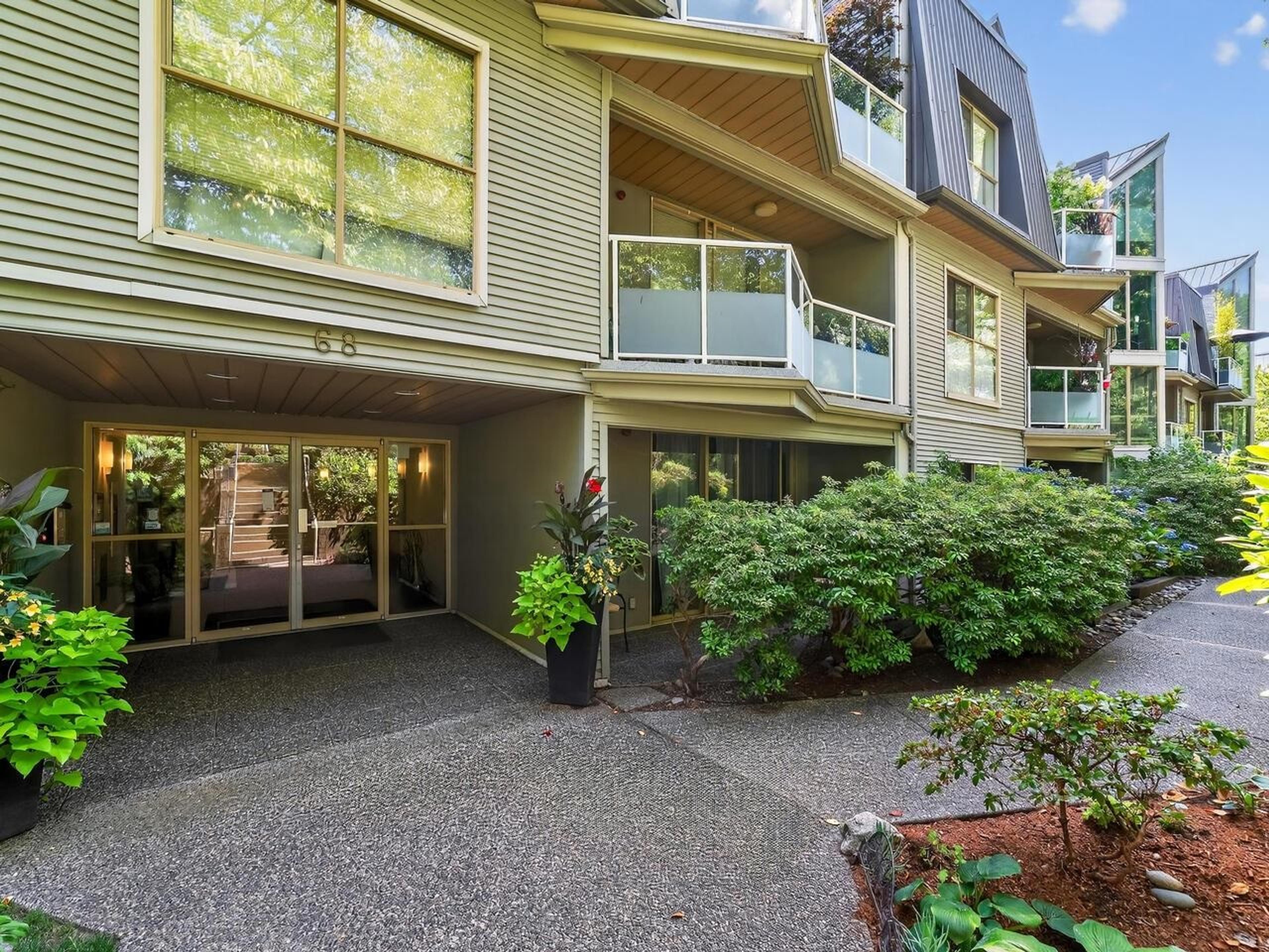 68 Richmond Street, New Westminster - Exteriors - Photo 1