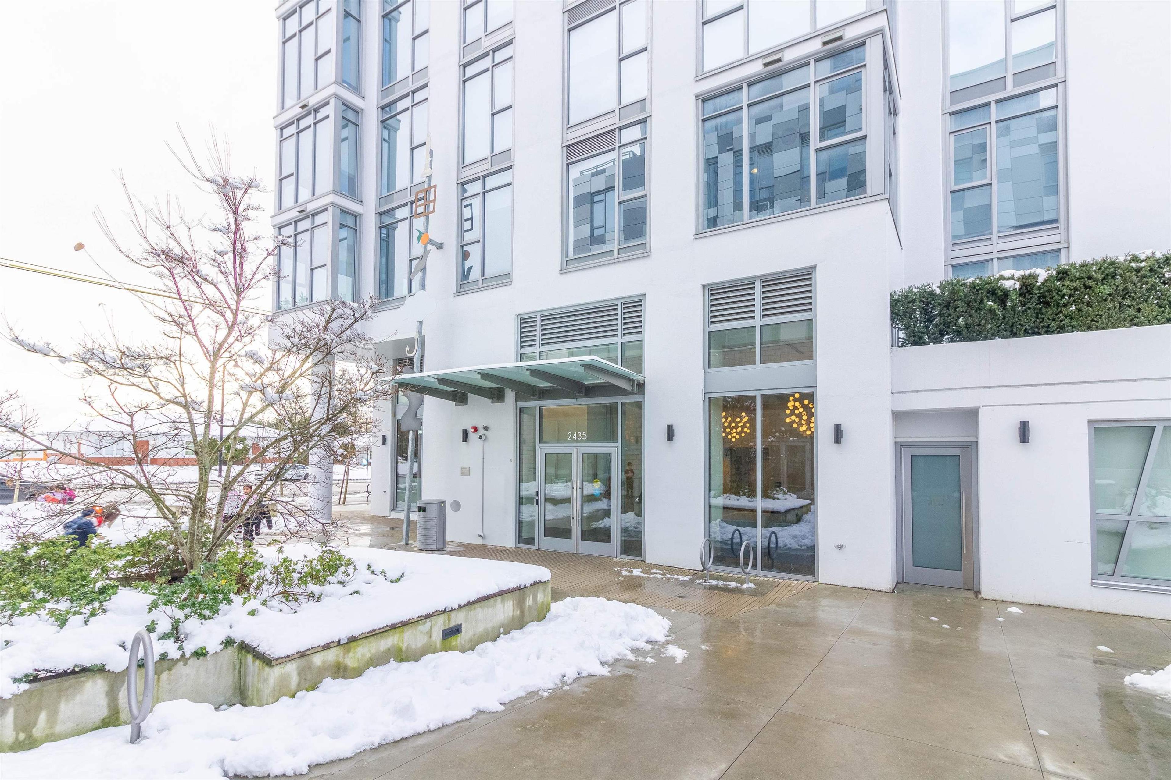 2435 Kingsway, Vancouver - Exteriors - Photo 1