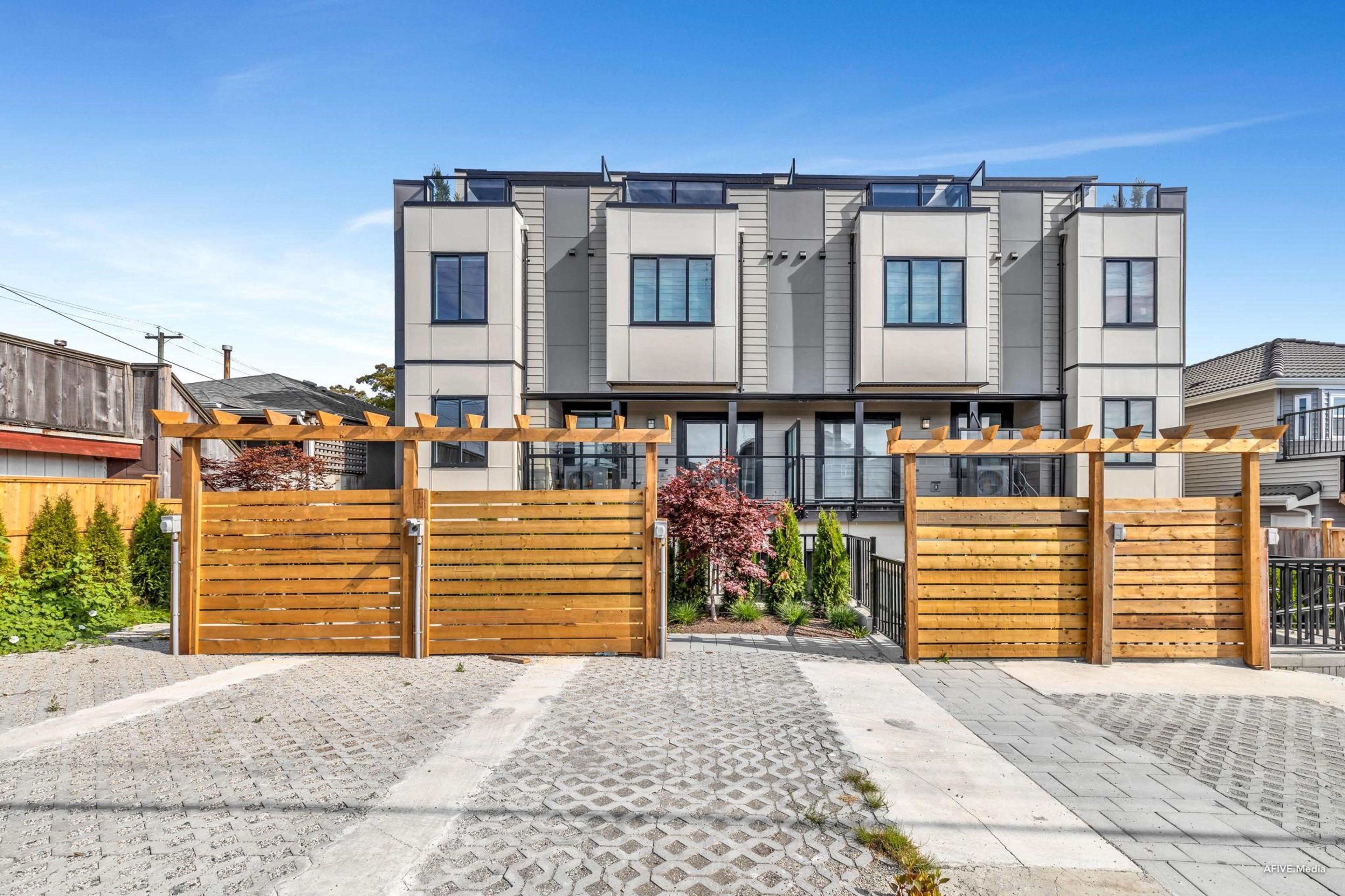 2122 E 32nd Avenue, Vancouver - Exteriors - Photo 1