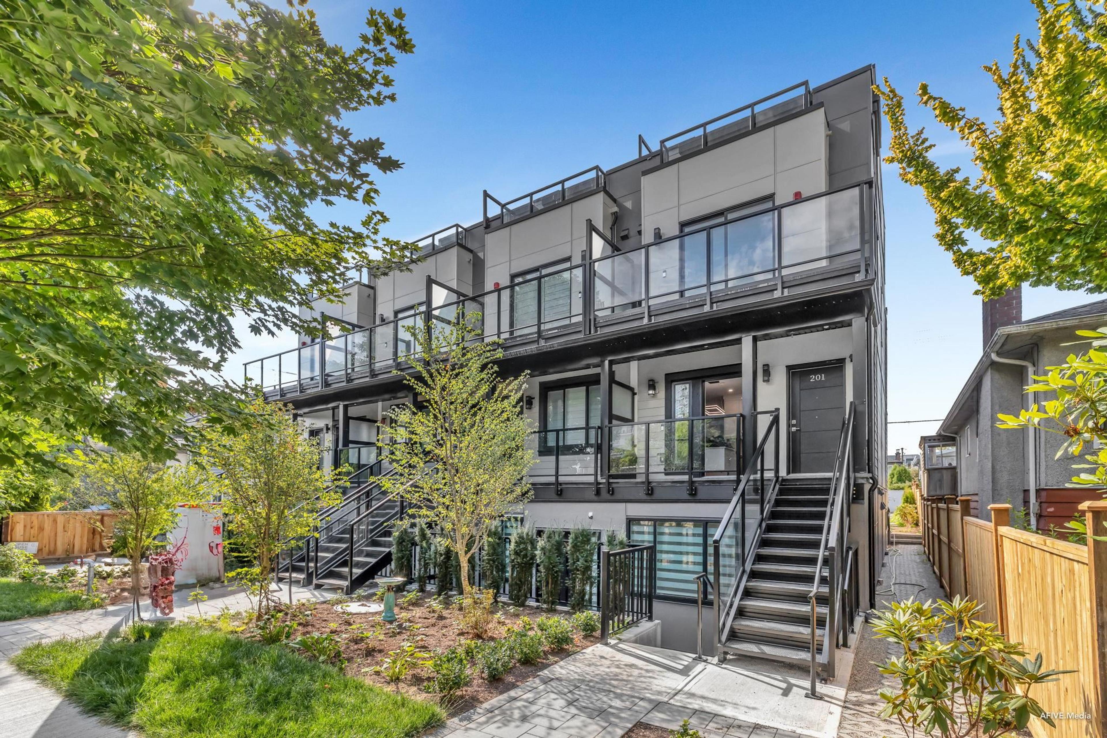 2122 E 32nd Avenue, Vancouver - Exteriors - Photo 3