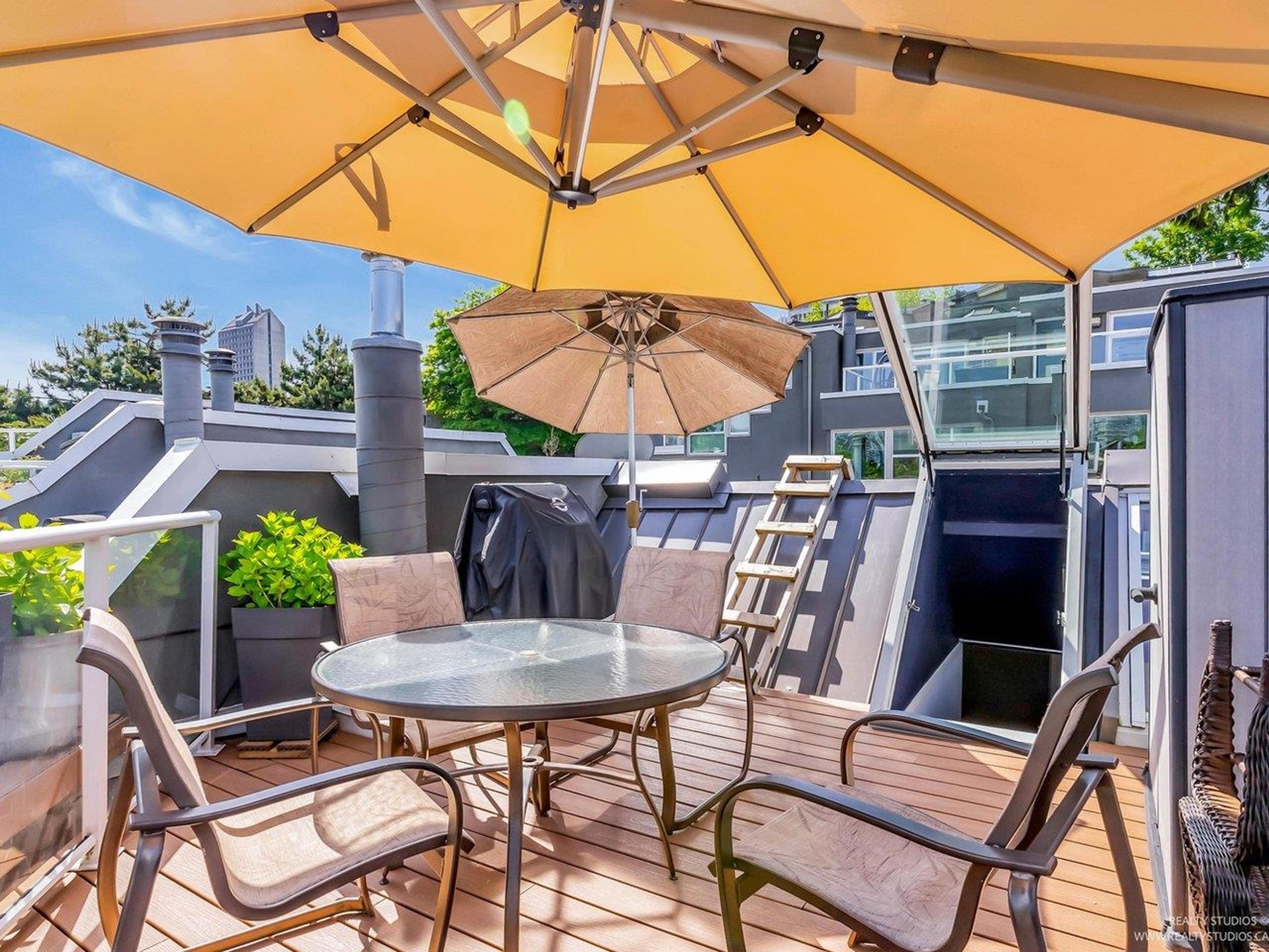 2243 Oak Street, Vancouver - Exteriors - Full Complex View - Photo 3