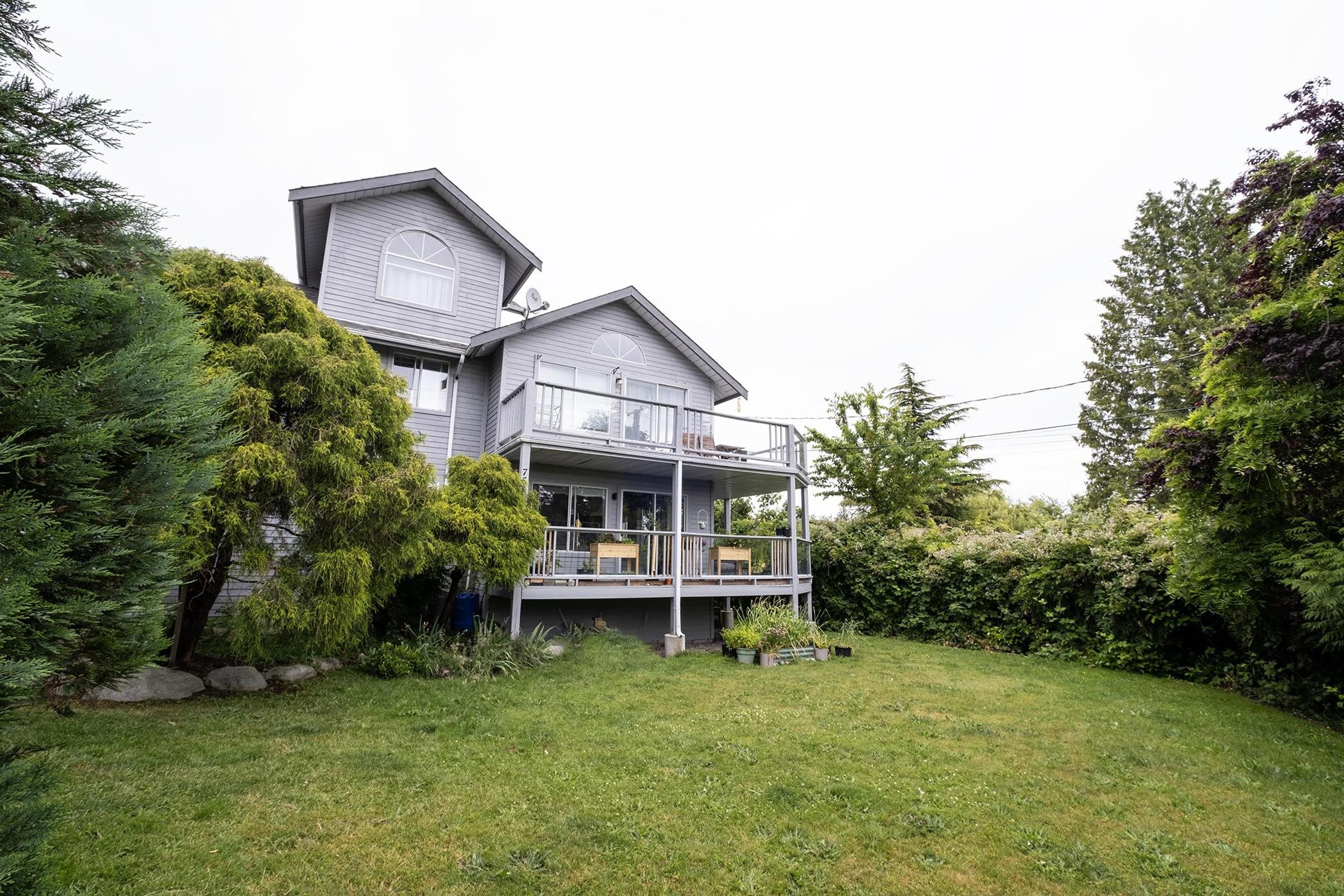 756 Gibsons Way, Gibsons - Exteriors - Photo 2