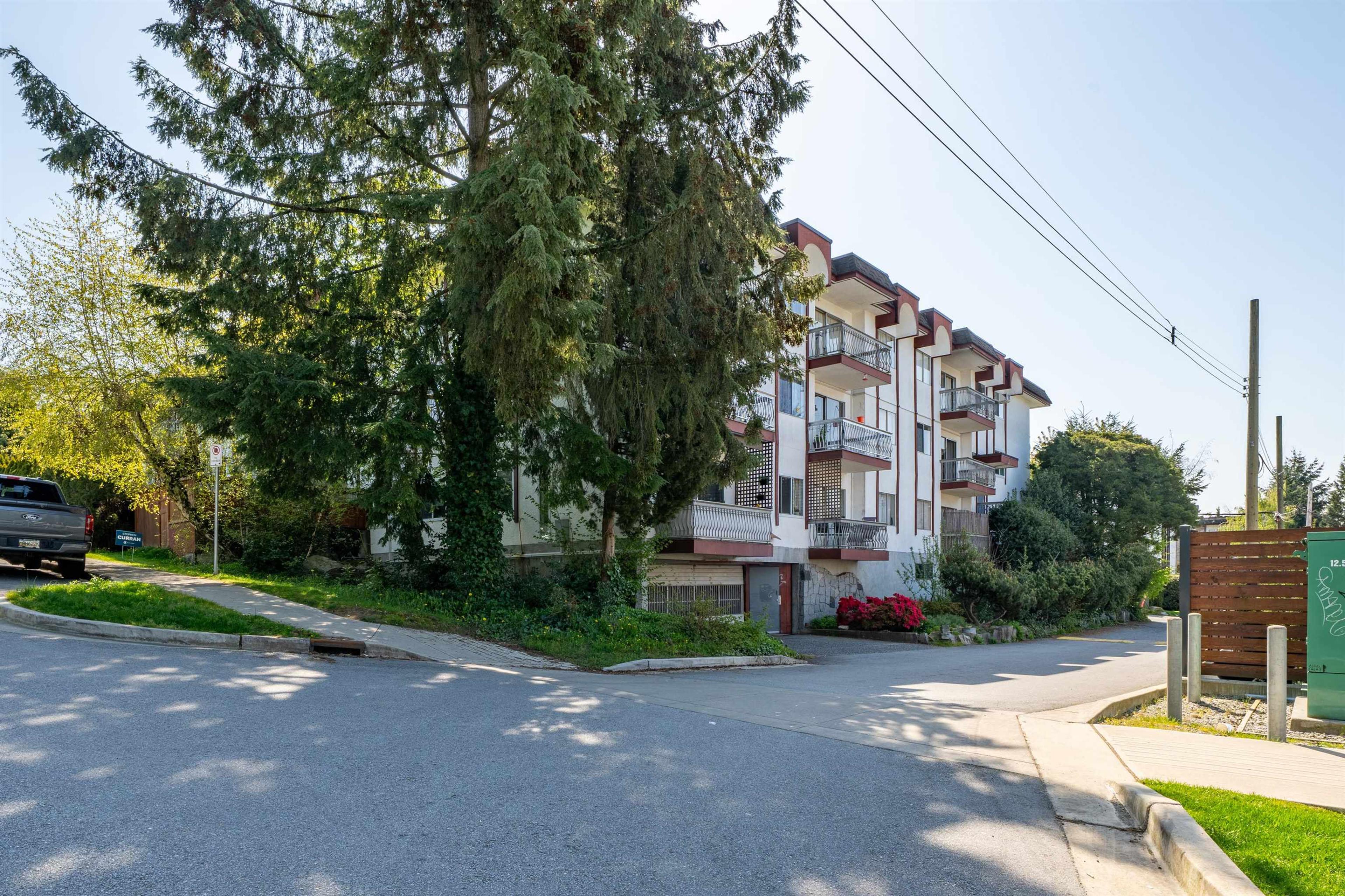 135 W 21st Street, North Vancouver - Exteriors - Photo 1