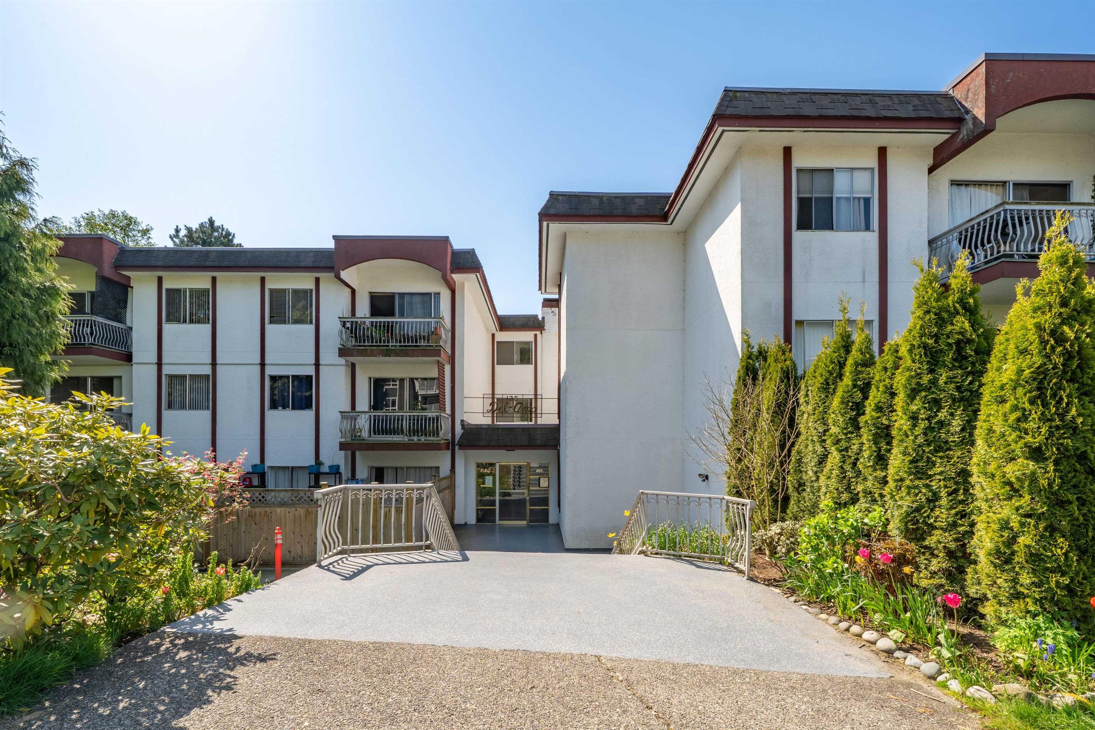 135 W 21st Street, North Vancouver - Exteriors - Photo 2