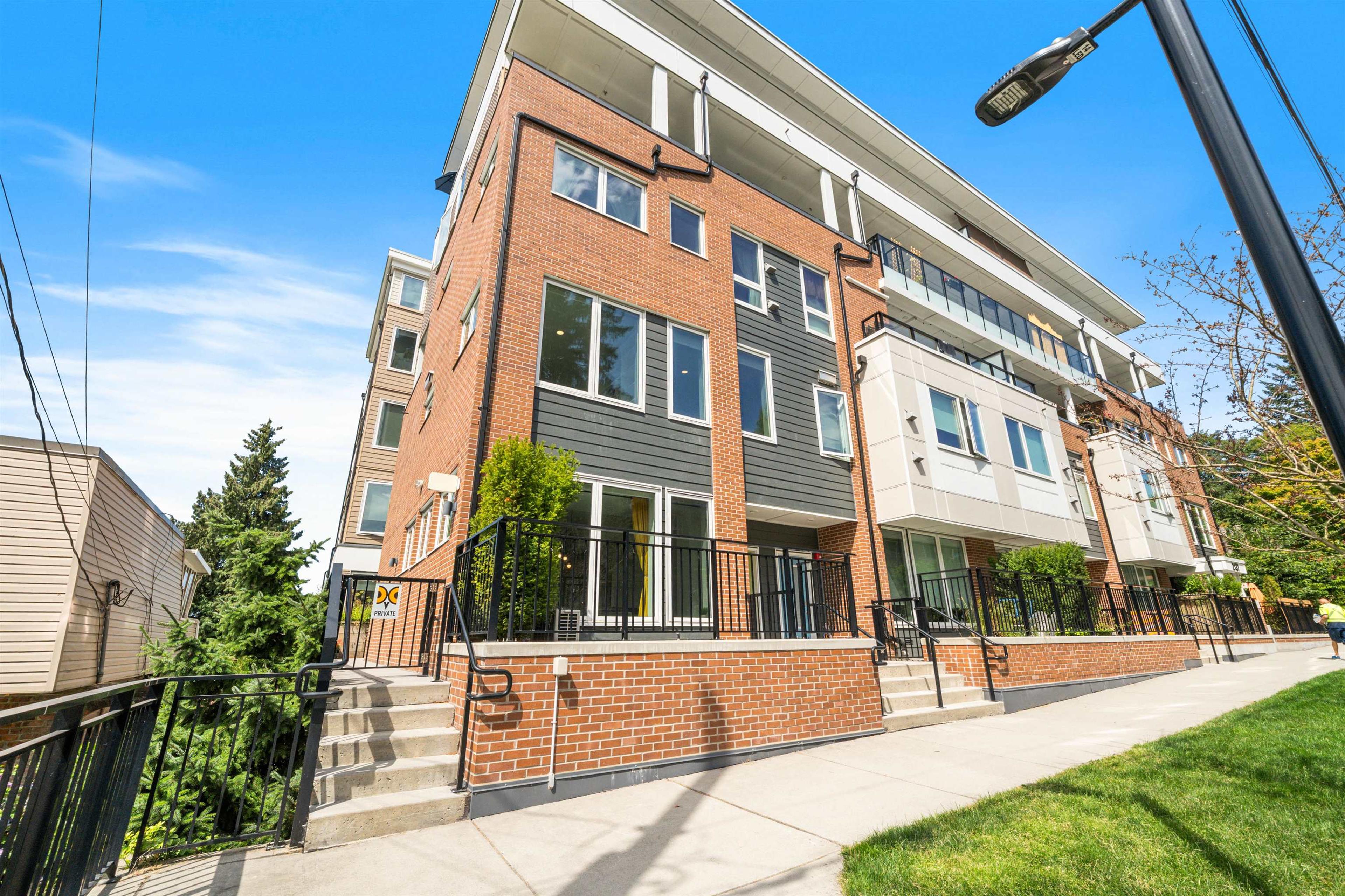 2137 Chesterfield Avenue, North Vancouver - Exteriors - Photo 1