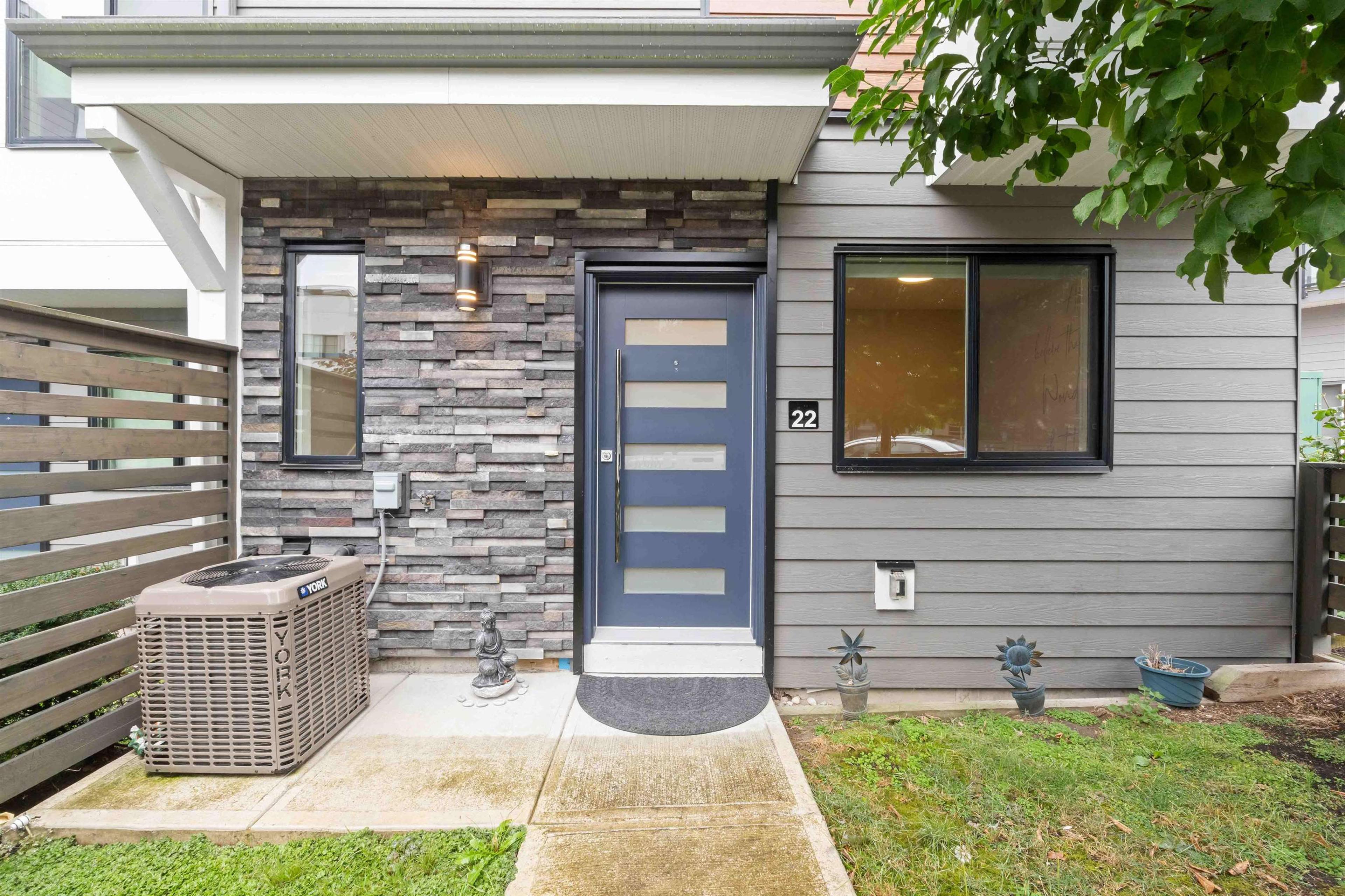 1639 162 Street, Surrey - Exteriors - Photo 2