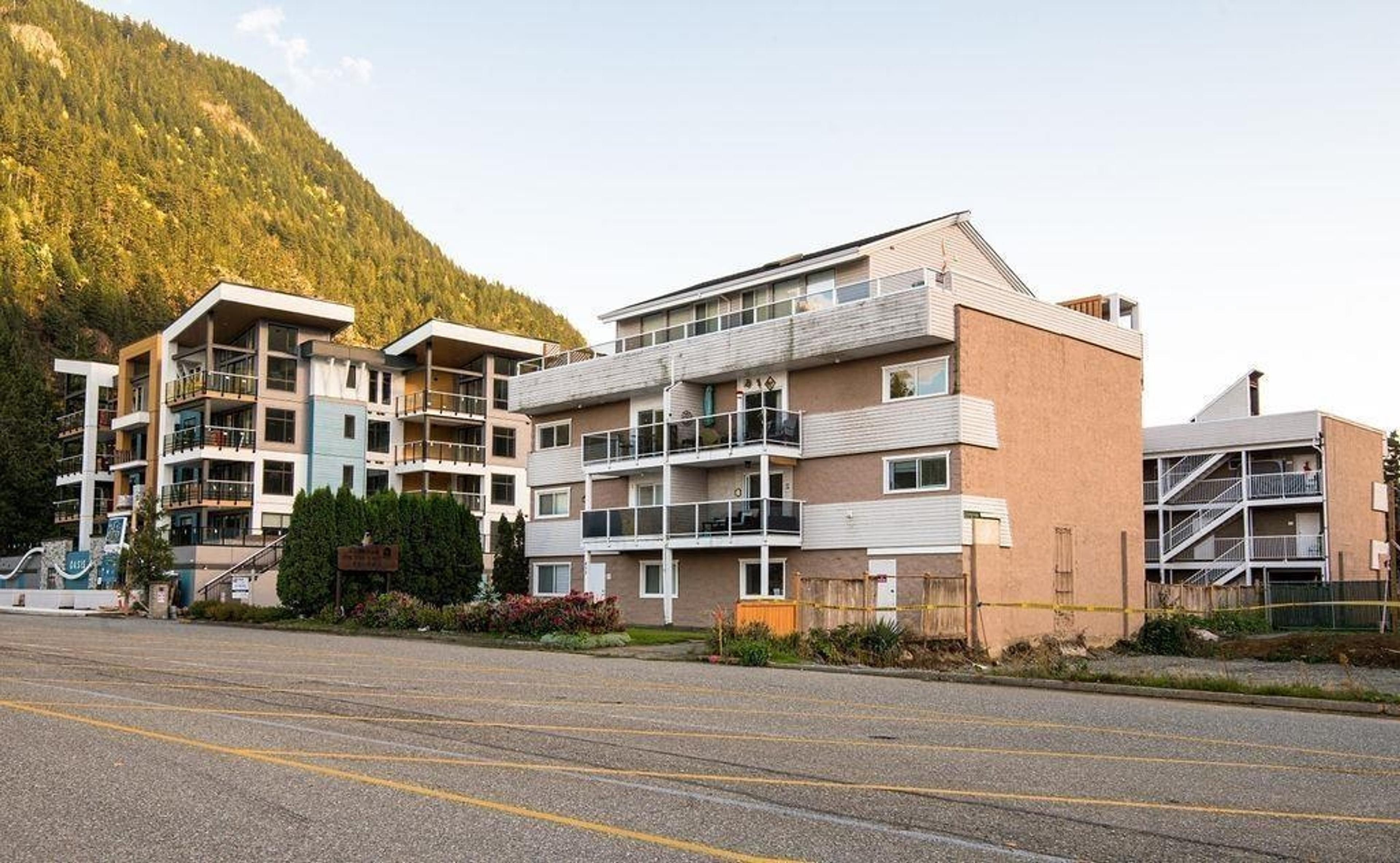 450 Esplanade Avenue, Harrison Hot Springs - Exteriors - Full Complex View - Photo 2