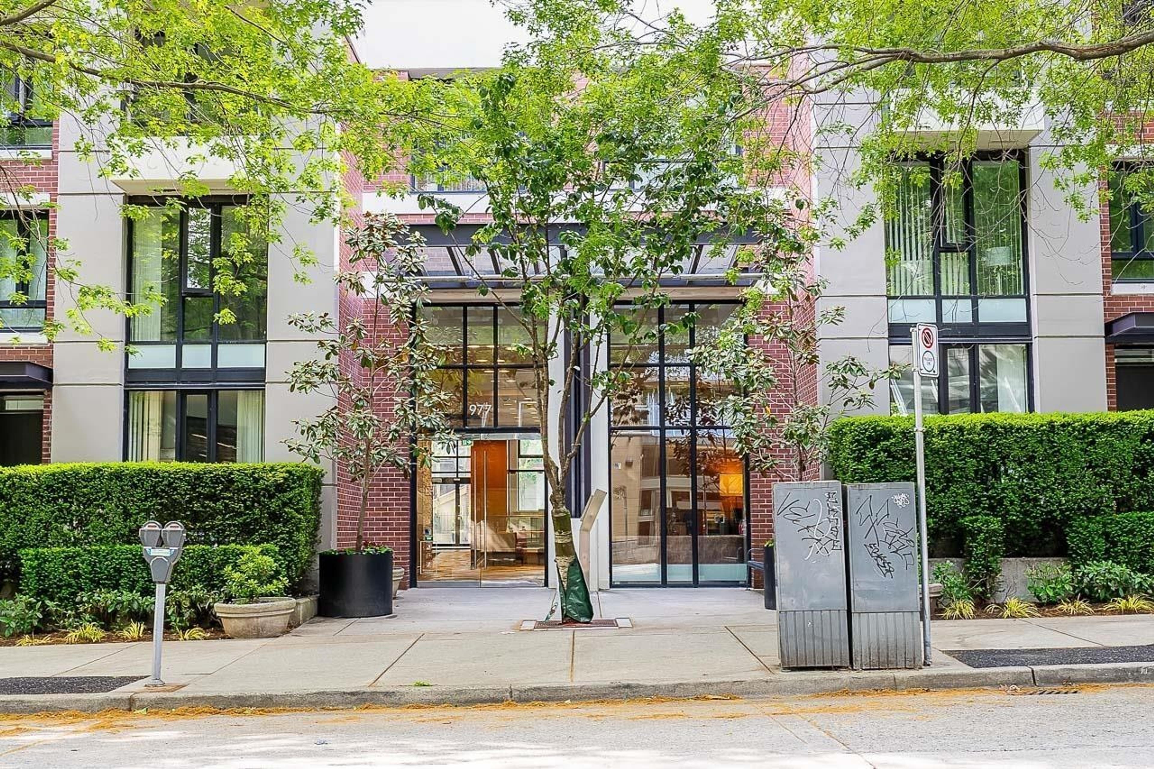 977 Mainland Street, Vancouver - Exteriors - Photo 1