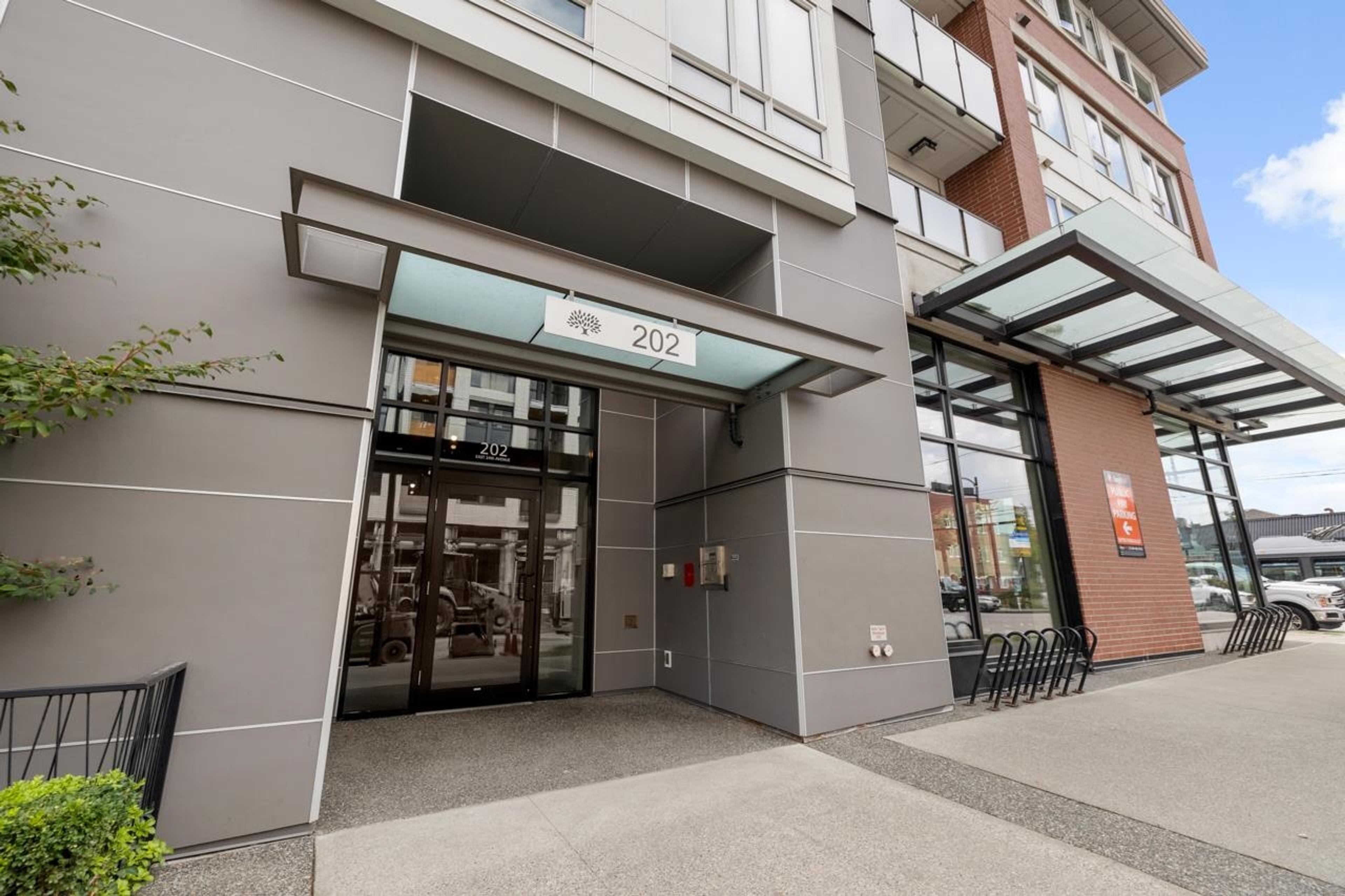 202 E 24th Avenue, Vancouver - Exteriors - Photo 1