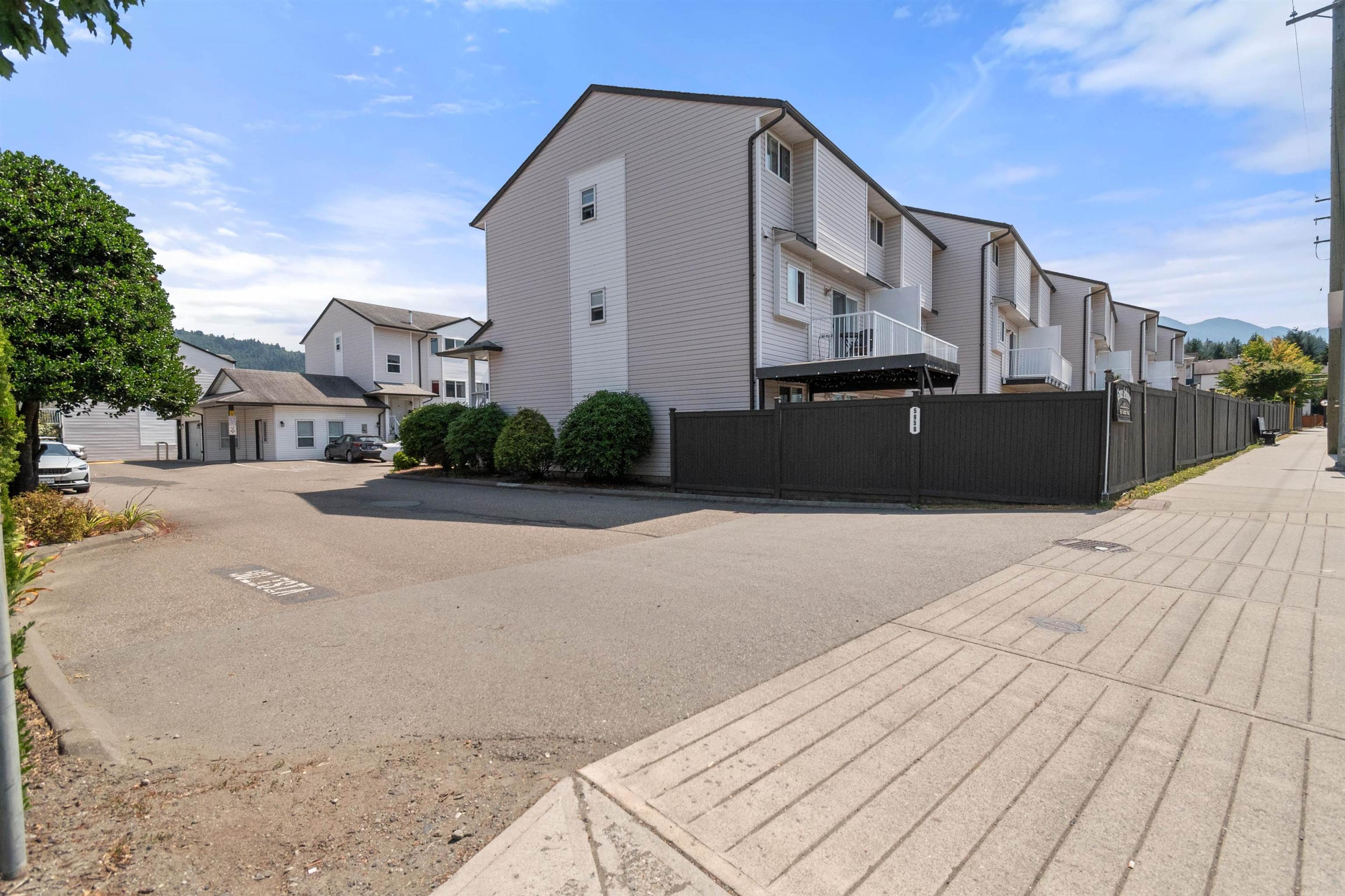 5950 Vedder Road, Chilliwack - Exteriors - Photo 3