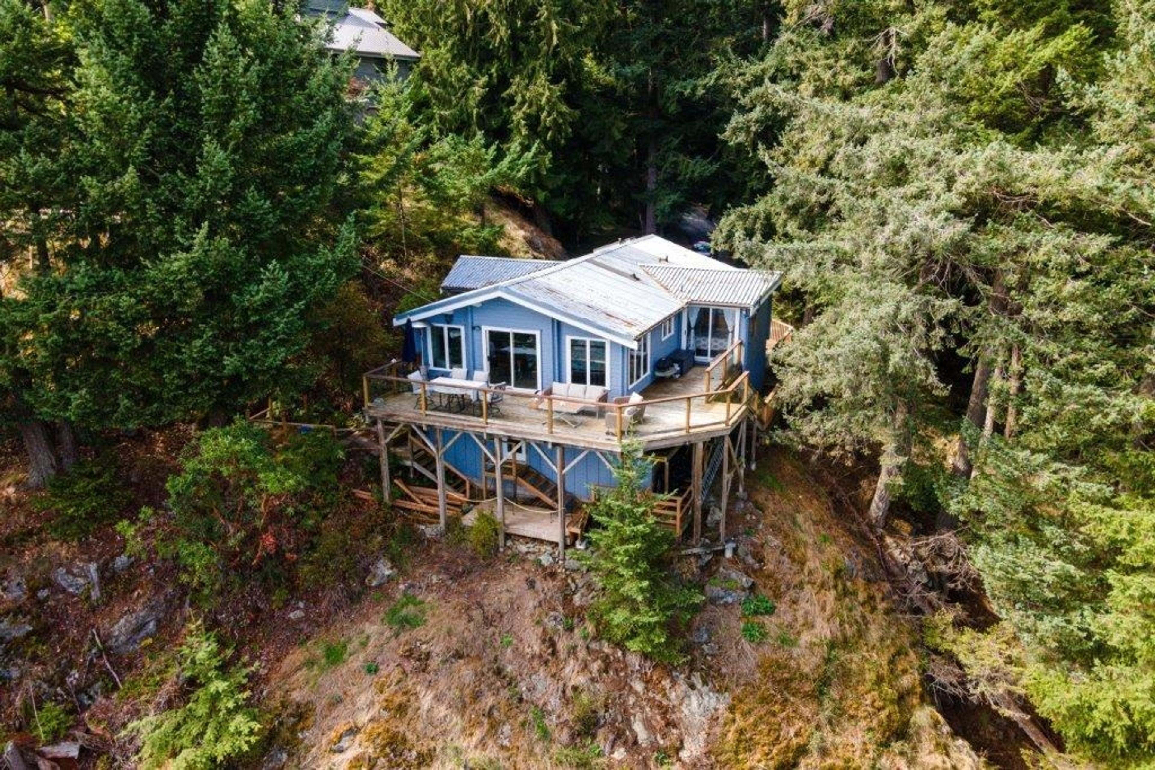 653 Cliff Road, Bowen Island - Exteriors - Drone/Aerial View - Photo 1