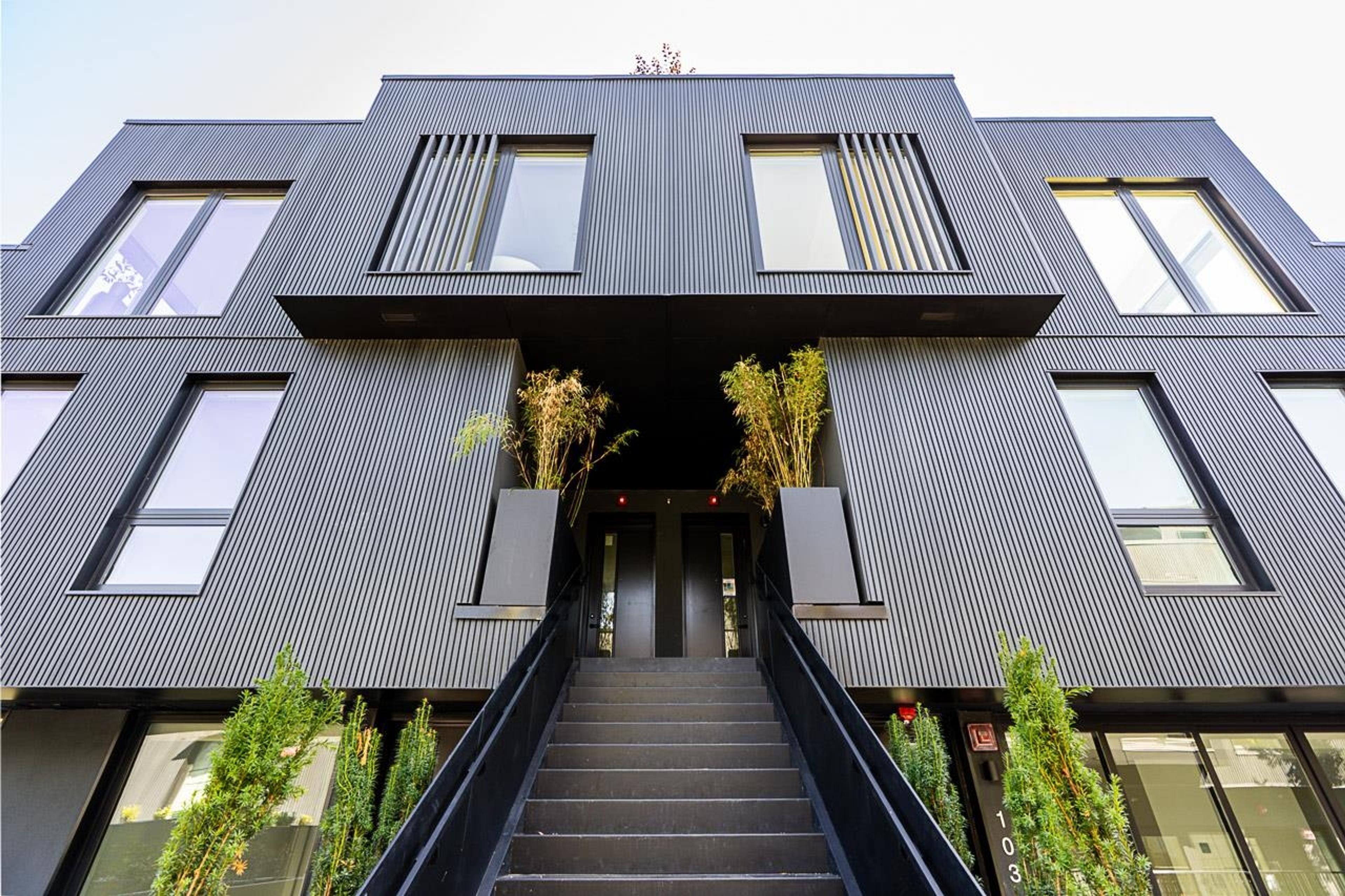 551 W 28th Avenue, Vancouver - Exteriors - Photo 2